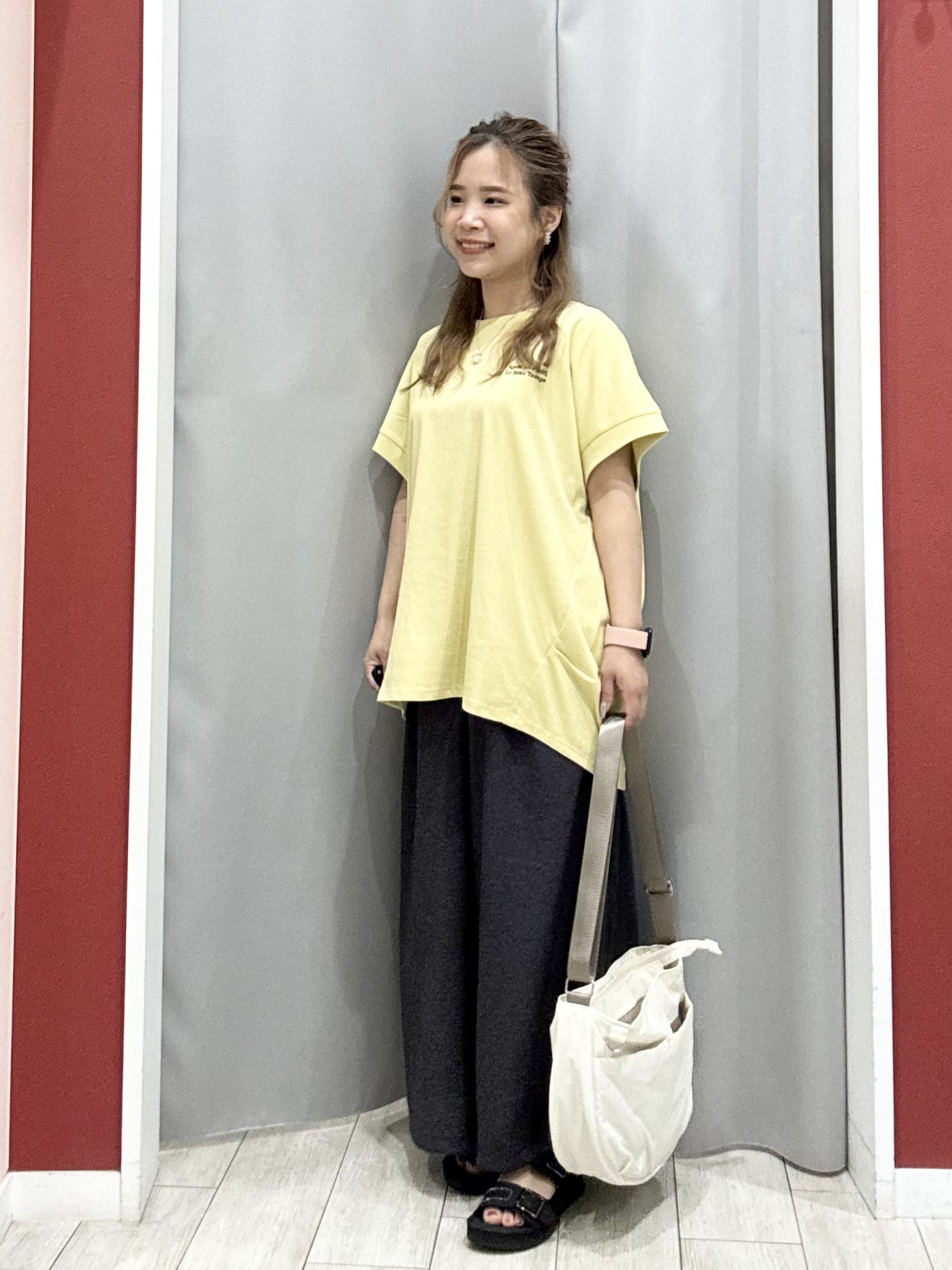 shioさんの「SHOO･LA･RUE｜【汗じみ防止/ひんやり/S-LL】インせず着られる 刺繍ロゴTシャツ」を使ったコーディネート