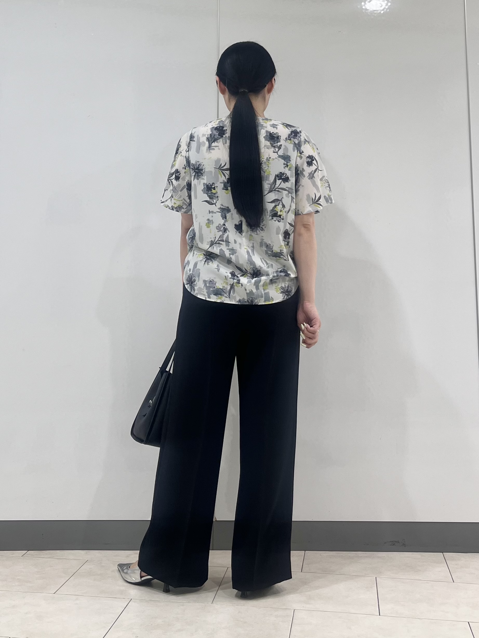 hasuさんの「INDIVI｜【洗える／SETUP可能】アートフラワープリントブラウス」を使ったコーディネート