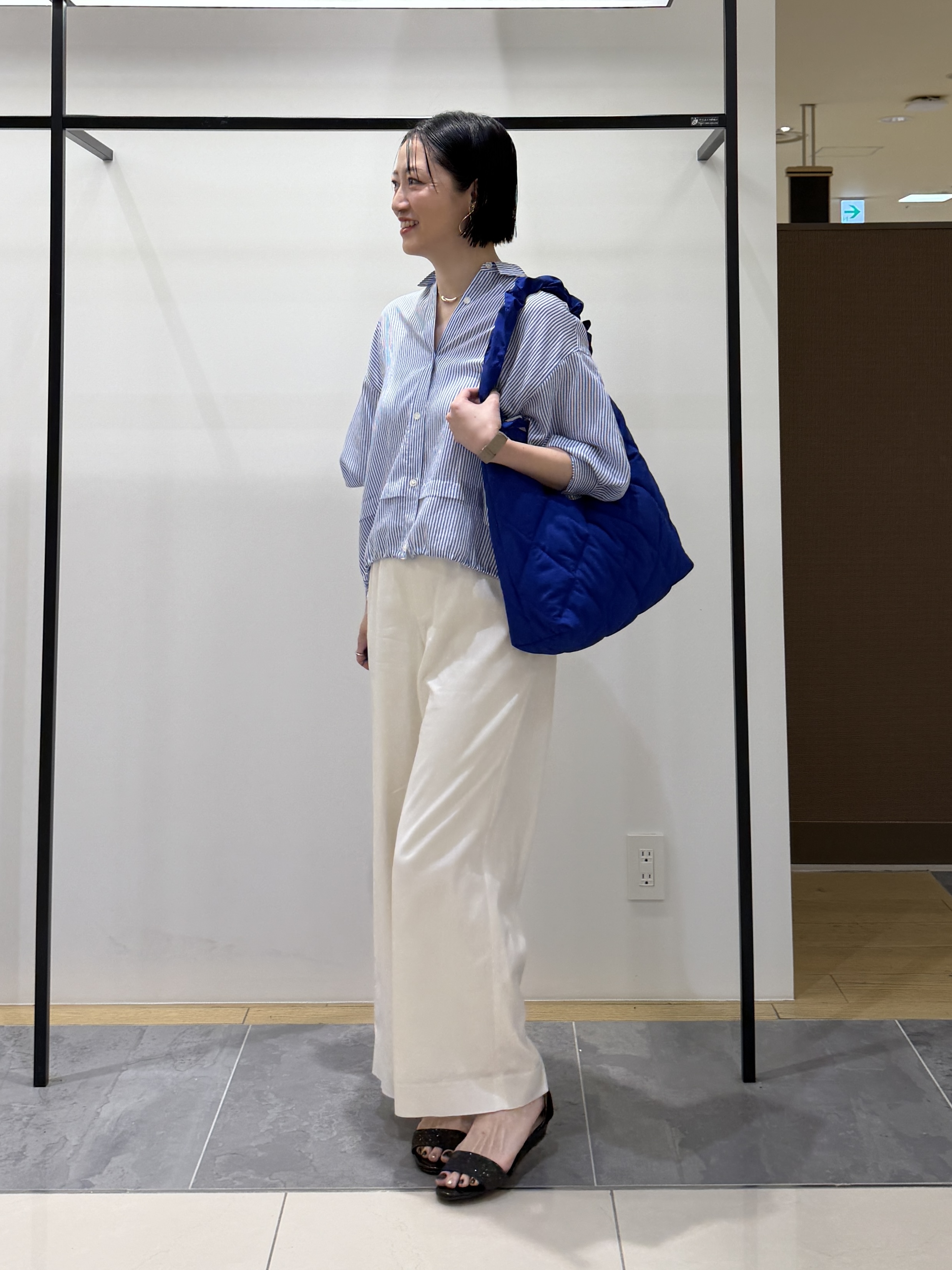 shihoさんの「INDIVI｜【接触冷感／洗える／2WAY】ドロスト付 シアーシャンブレーシャツ」を使ったコーディネート