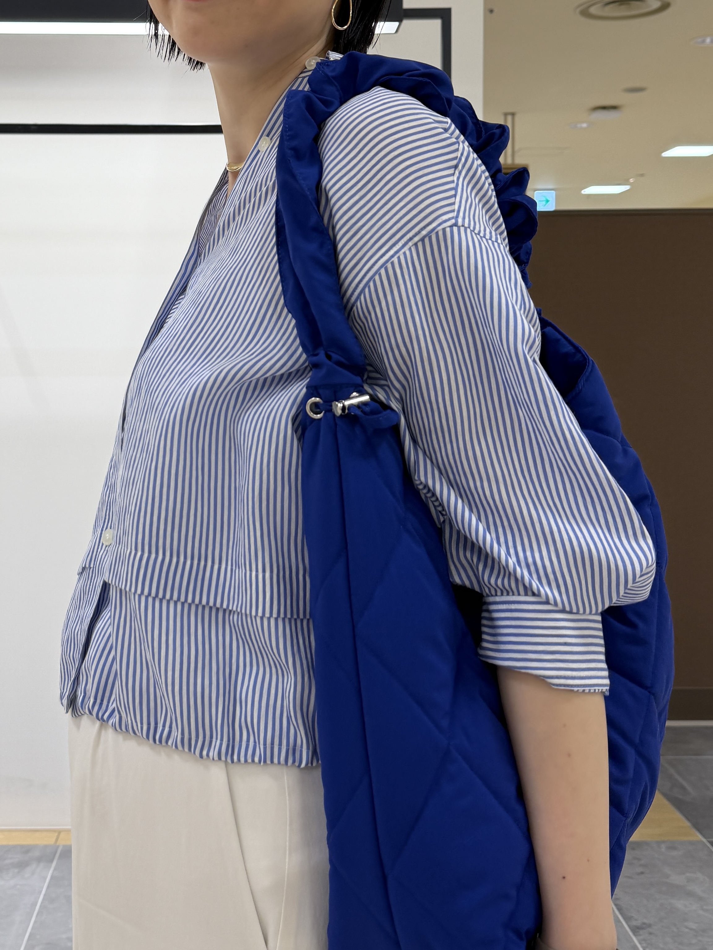 shihoさんの「INDIVI｜【接触冷感／洗える／2WAY】ドロスト付 シアーシャンブレーシャツ」を使ったコーディネート
