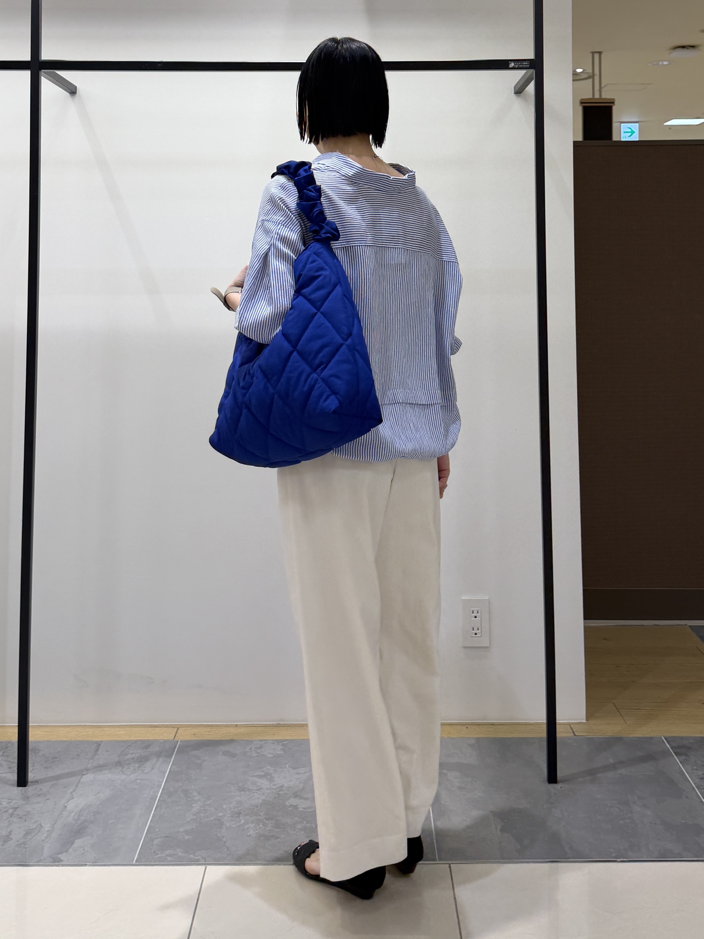 shihoさんの「INDIVI｜【接触冷感／洗える／2WAY】ドロスト付 シアーシャンブレーシャツ」を使ったコーディネート