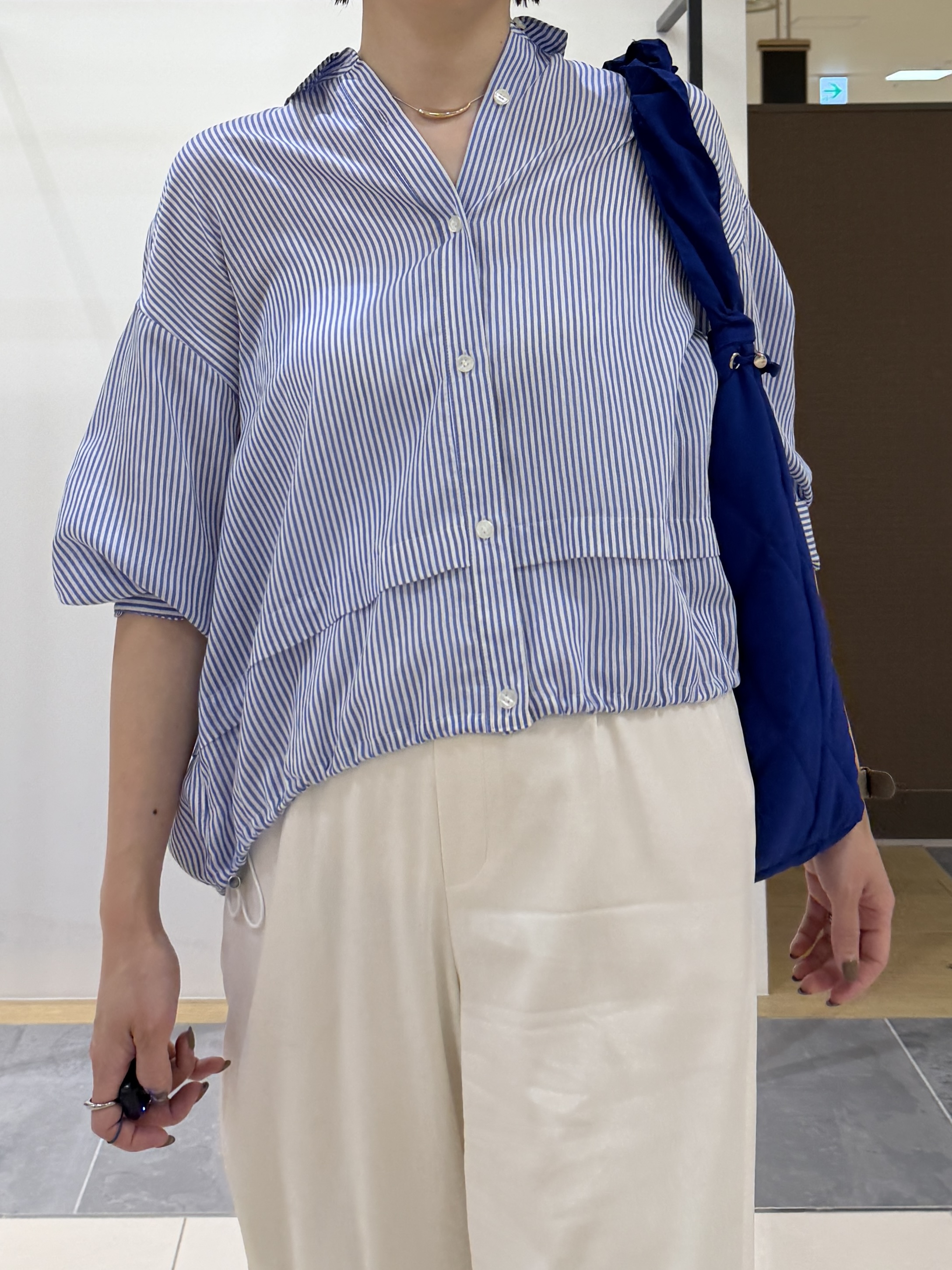 shihoさんの「INDIVI｜【接触冷感／洗える／2WAY】ドロスト付 シアーシャンブレーシャツ」を使ったコーディネート