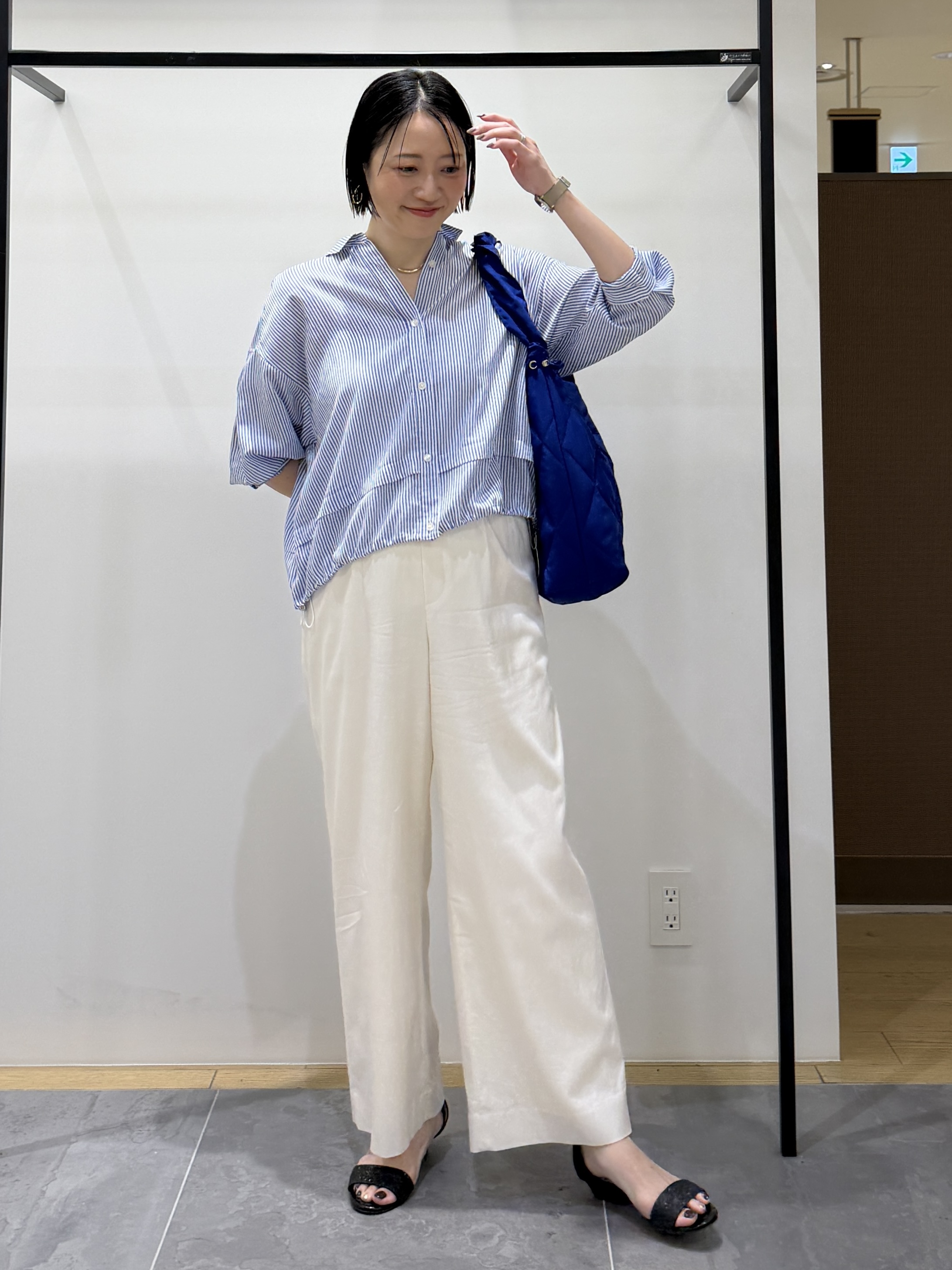 shihoさんの「INDIVI｜【接触冷感／洗える／2WAY】ドロスト付 シアーシャンブレーシャツ」を使ったコーディネート