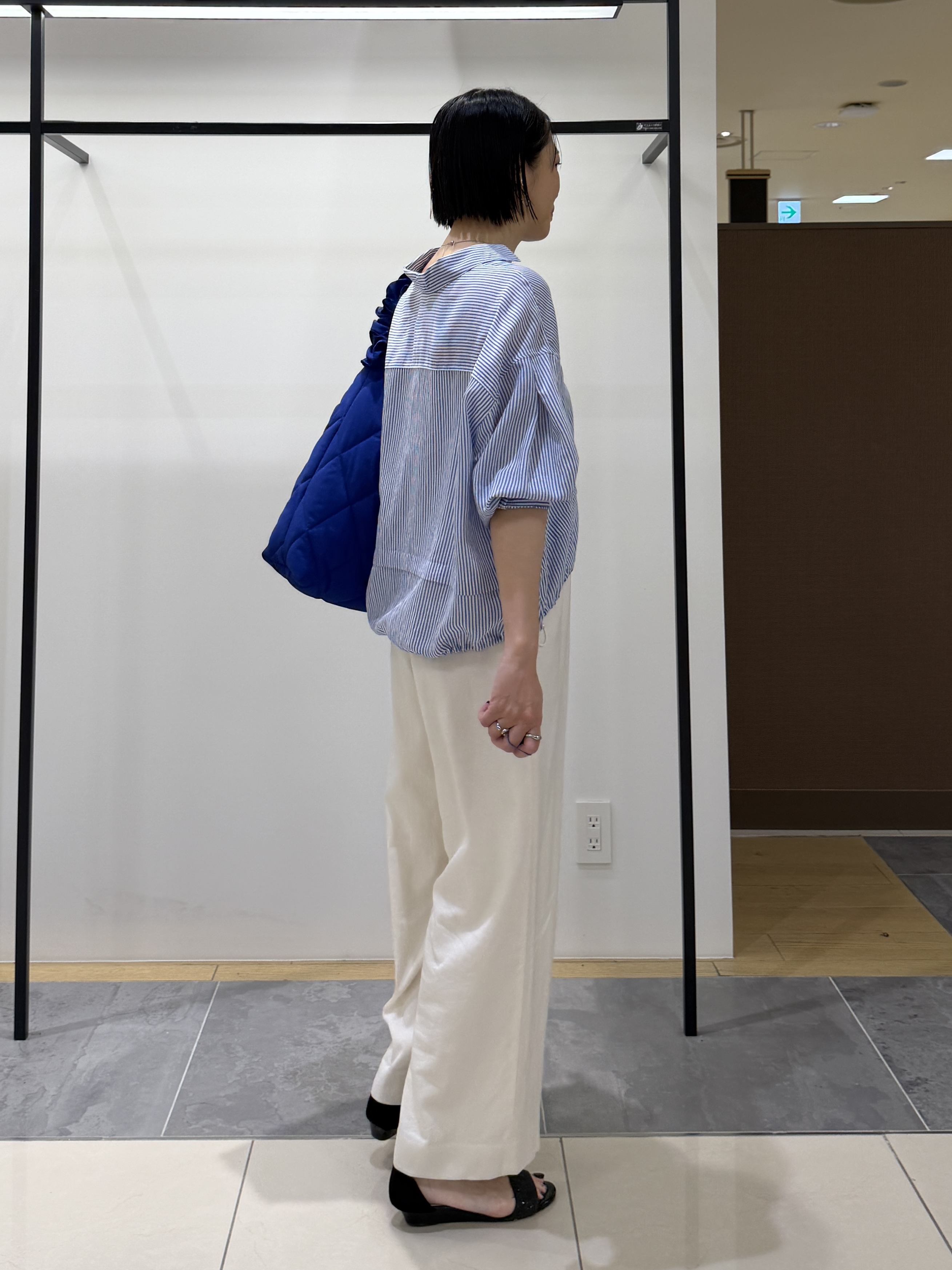 shihoさんの「INDIVI｜【接触冷感／洗える／2WAY】ドロスト付 シアーシャンブレーシャツ」を使ったコーディネート