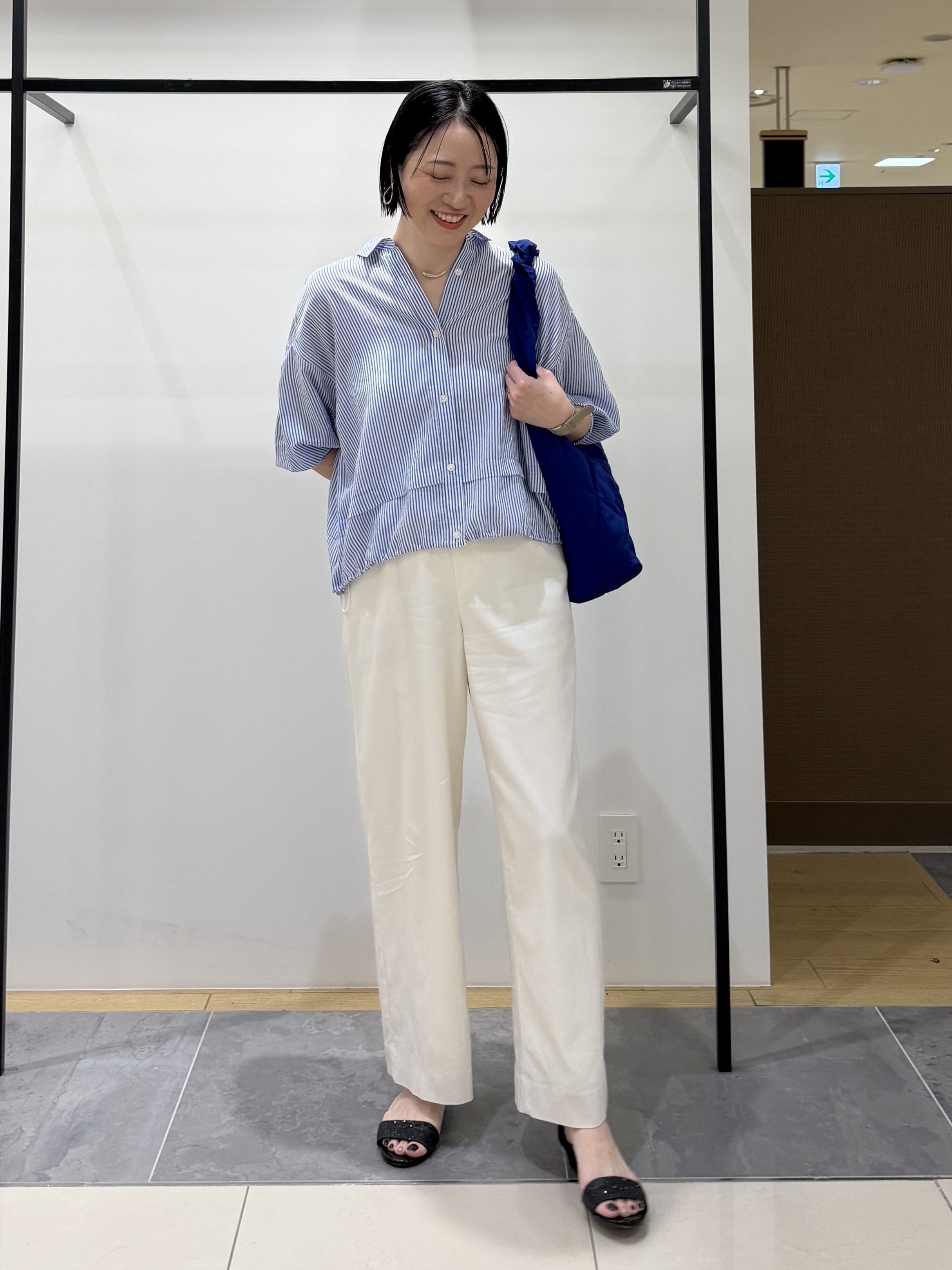 shihoさんの「INDIVI｜【接触冷感／洗える／2WAY】ドロスト付 シアーシャンブレーシャツ」を使ったコーディネート