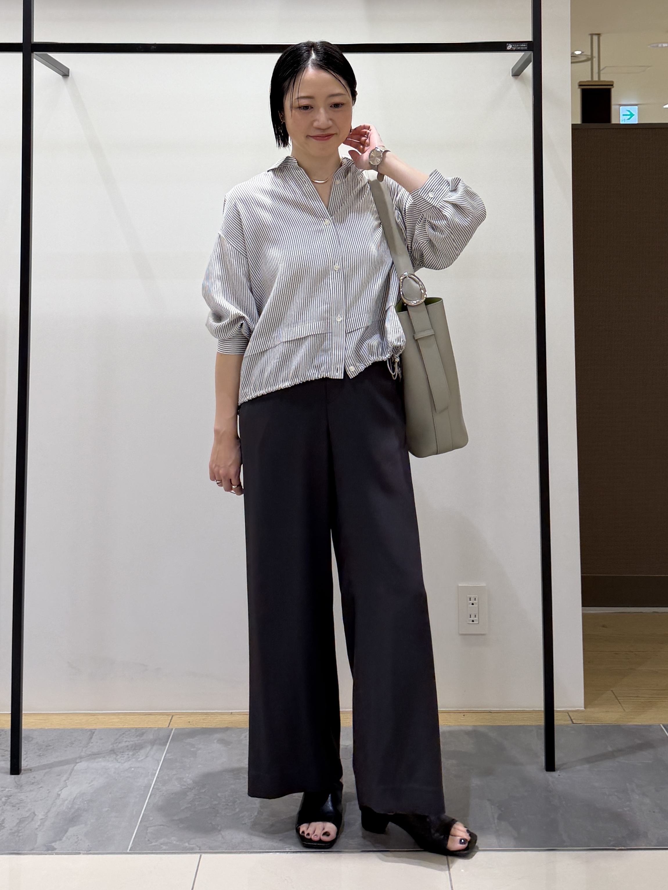 shihoさんの「INDIVI｜【接触冷感／洗える／2WAY】ドロスト付 シアーシャンブレーシャツ」を使ったコーディネート