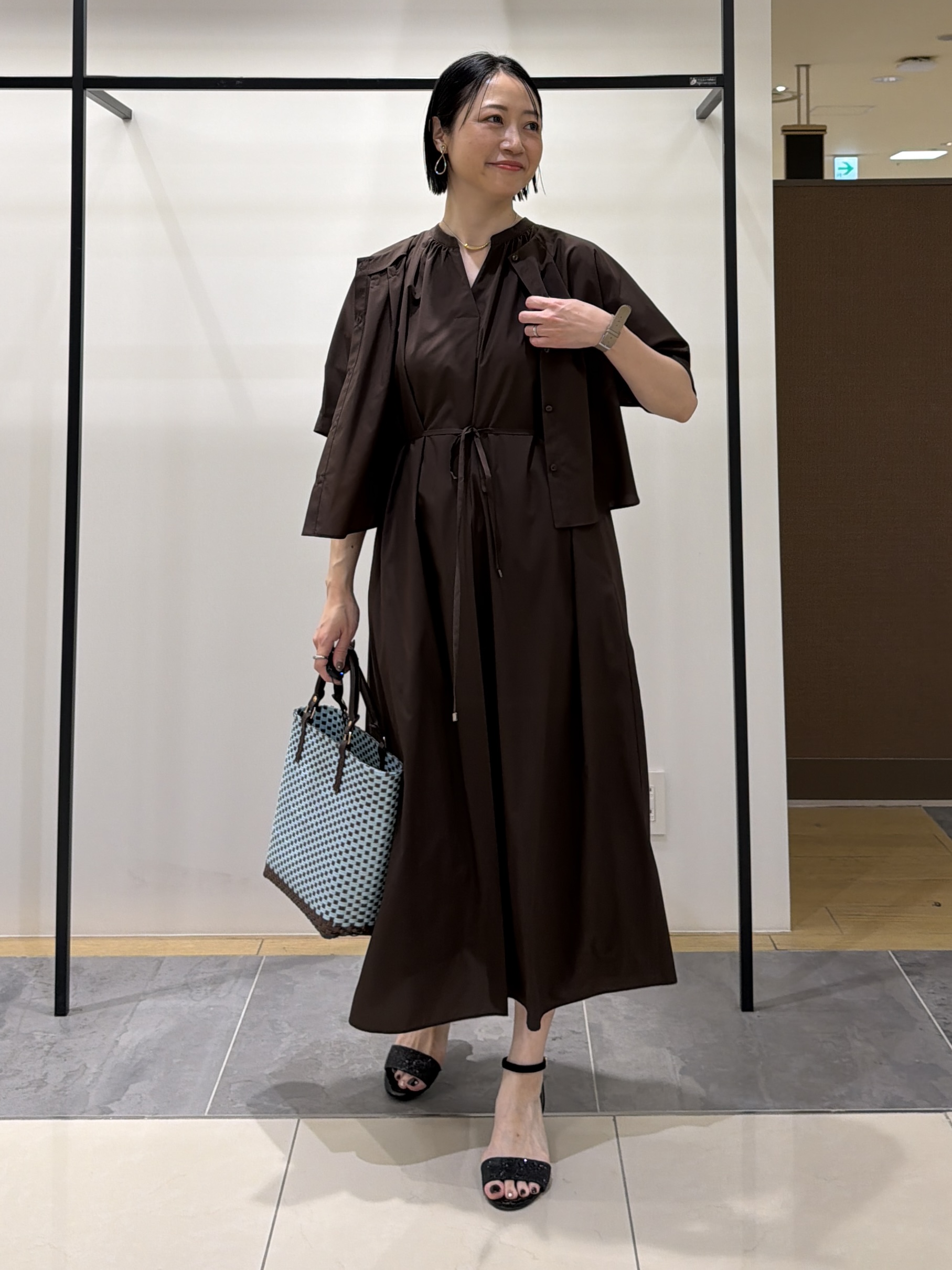 shihoさんの「INDIVI｜【撥水／UVカット】タックデザインブラウス」を使ったコーディネート