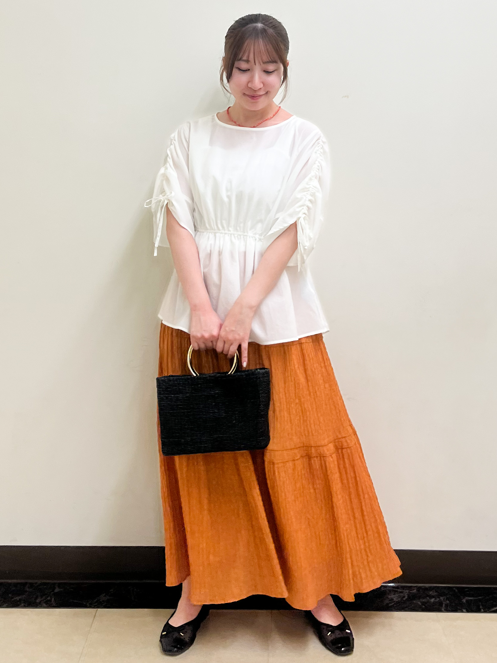 mikikoさんの「Reflect｜【通気性あり／涼しい／マシンウォッシャブル】ウエストギャザーブラウス」を使ったコーディネート