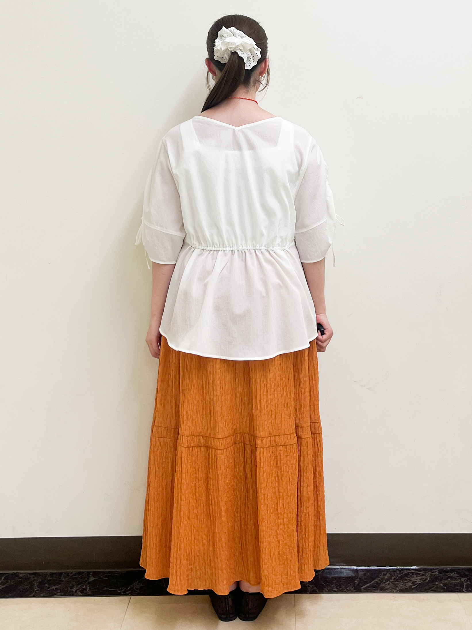 mikikoさんの「Reflect｜【通気性あり／涼しい／マシンウォッシャブル】ウエストギャザーブラウス」を使ったコーディネート