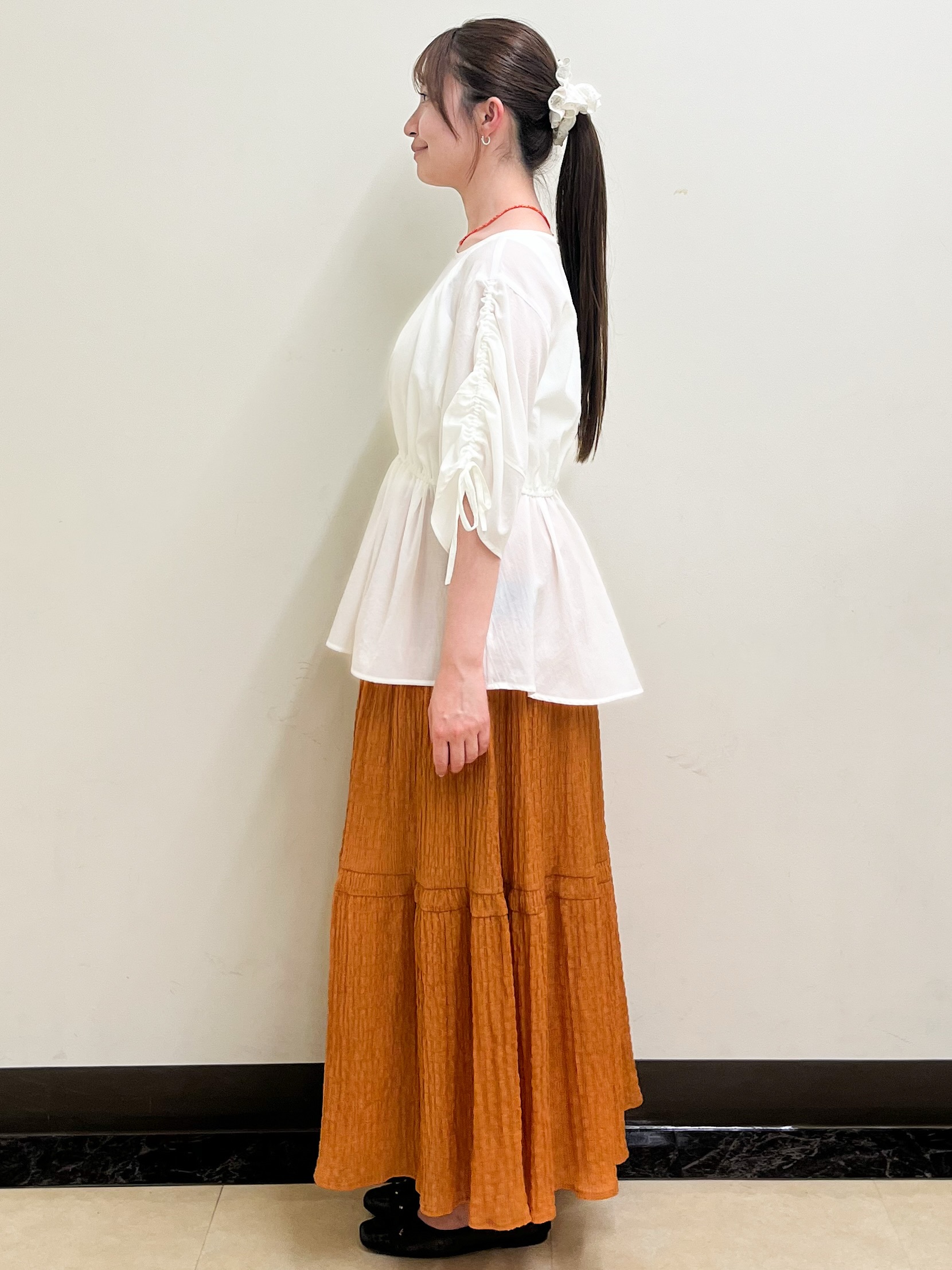 mikikoさんの「Reflect｜【通気性あり／涼しい／マシンウォッシャブル】ウエストギャザーブラウス」を使ったコーディネート