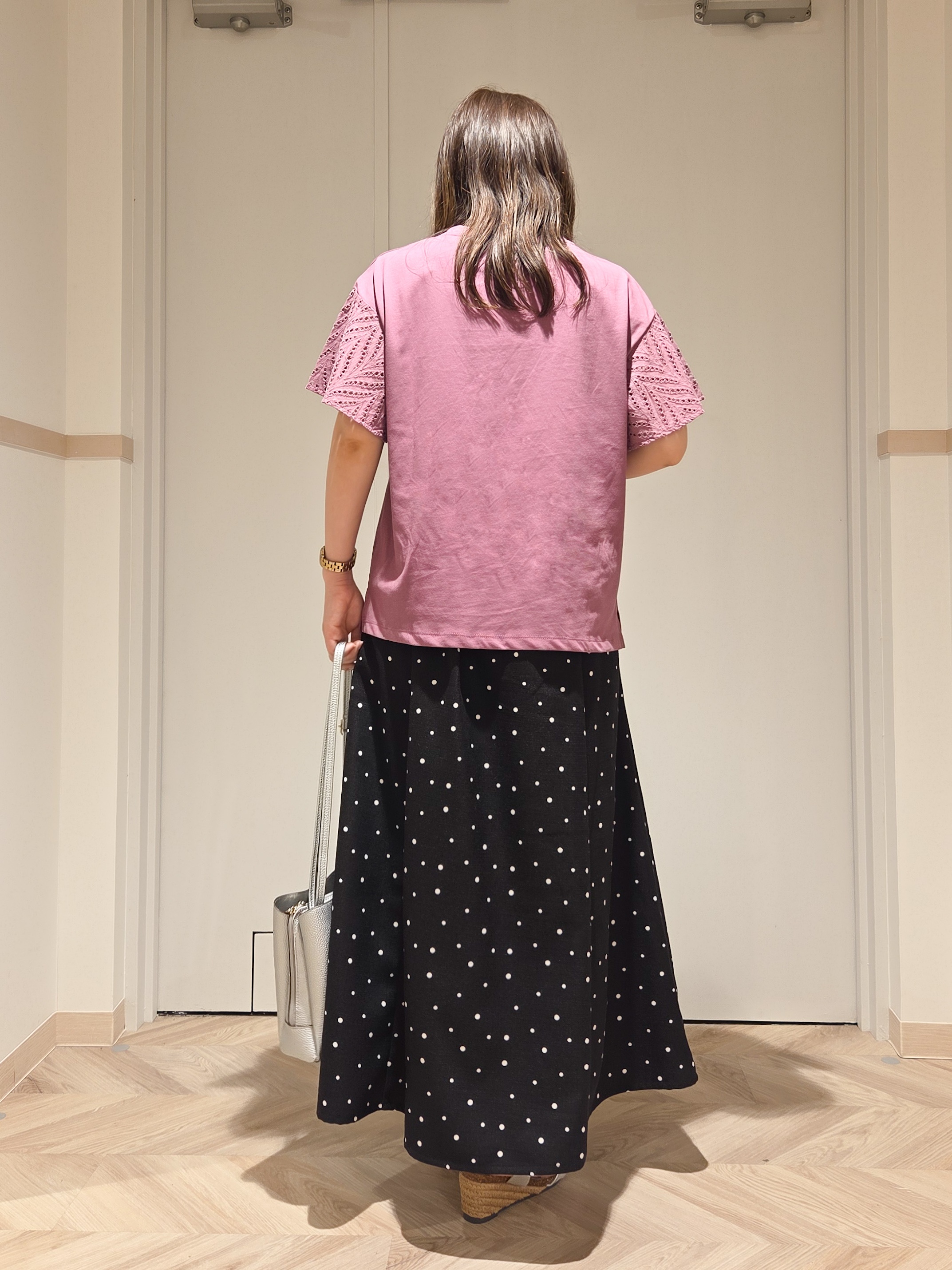 TSUCHIYAさんの「SHOO･LA･RUE｜【汗じみ防止/ひんやり/S-LL】レースが華やか お袖フレアTシャツ」を使ったコーディネート