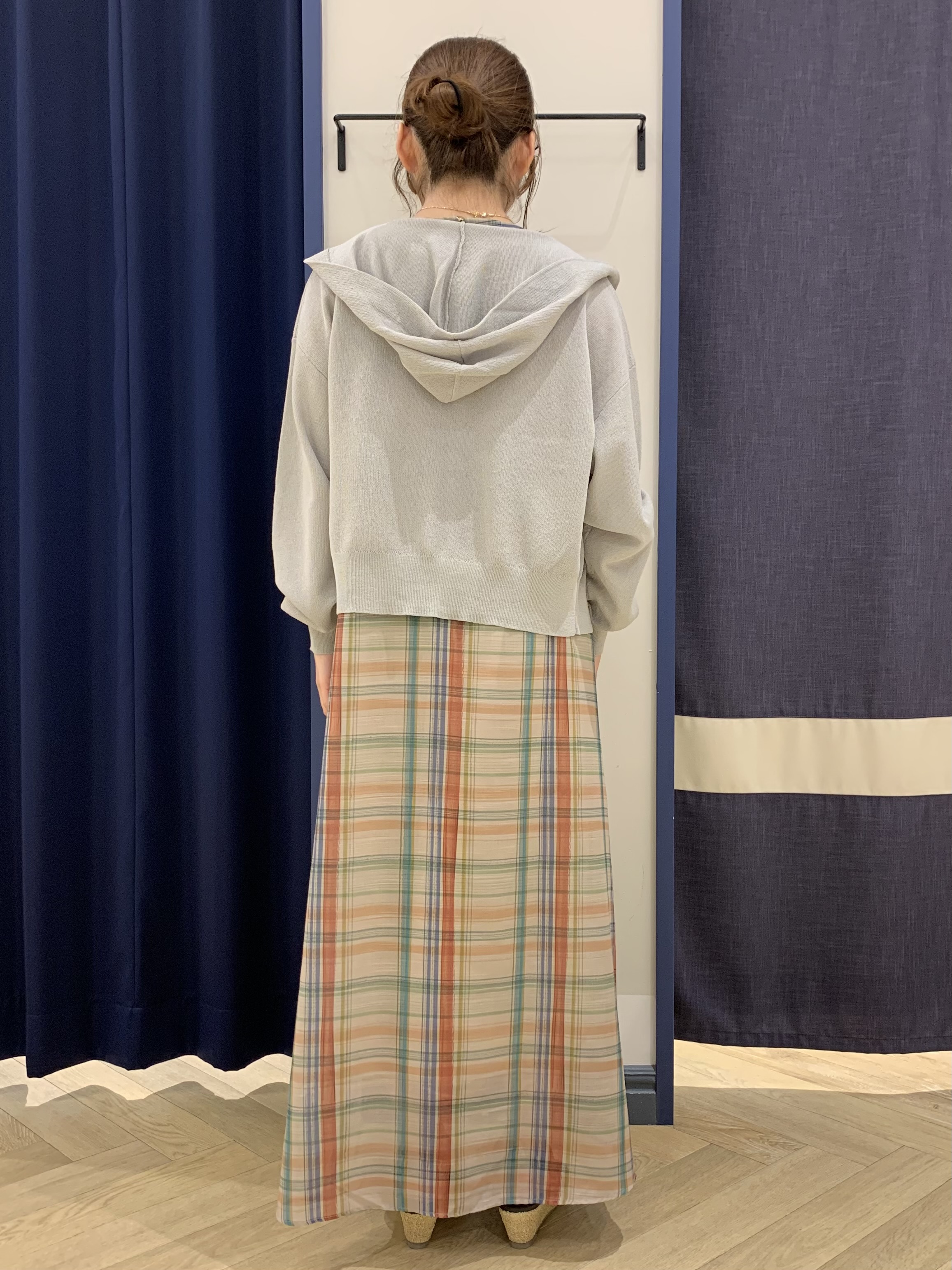 mokaさんの「grove｜【洗濯機OK・UVカット】大人の抜け感、シアーニットフードパーカ」を使ったコーディネート