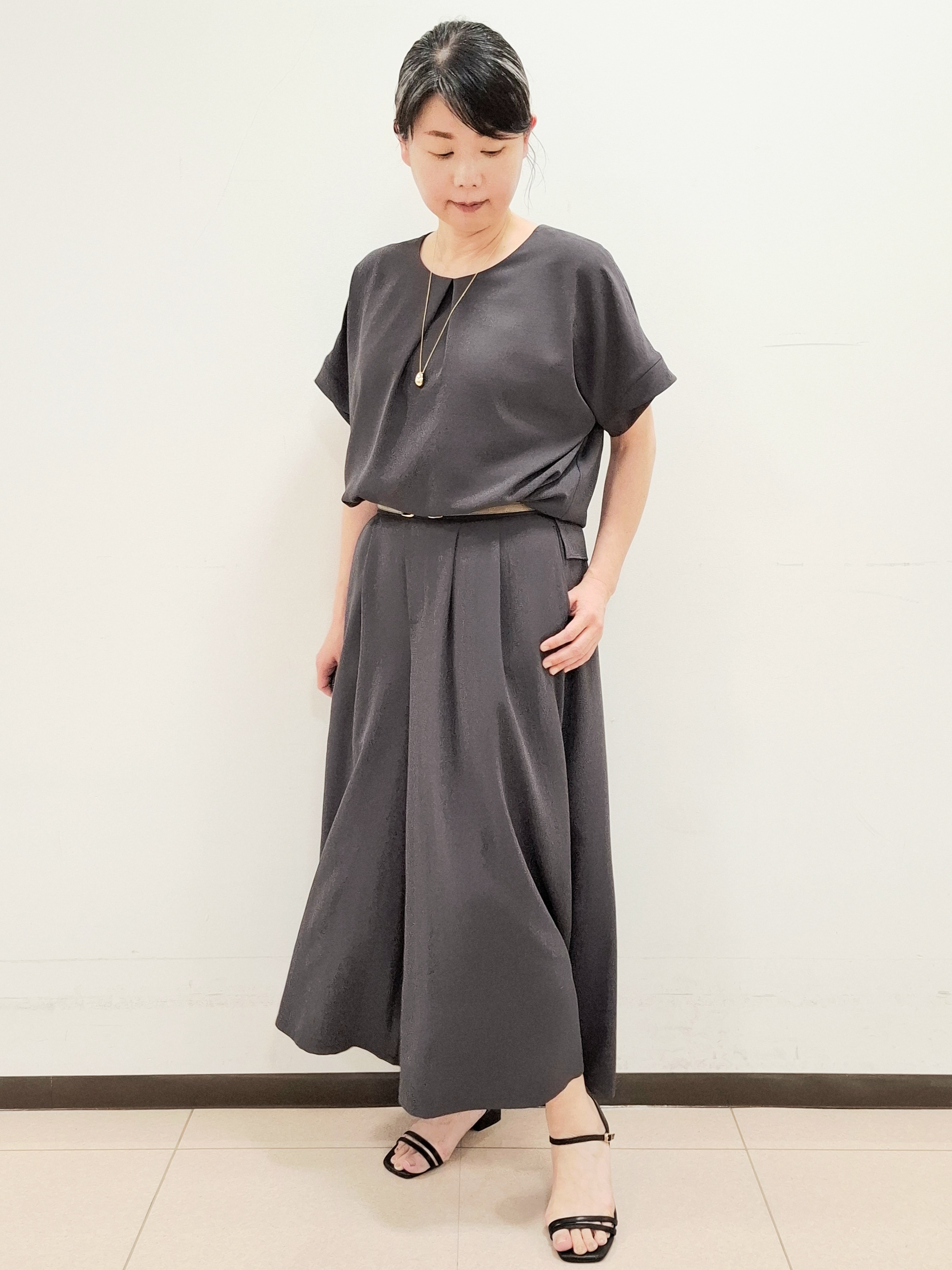 ねぎさんの「UNTITLED｜【接触冷感/通気性/洗える】フロントフリルブラウス」を使ったコーディネート