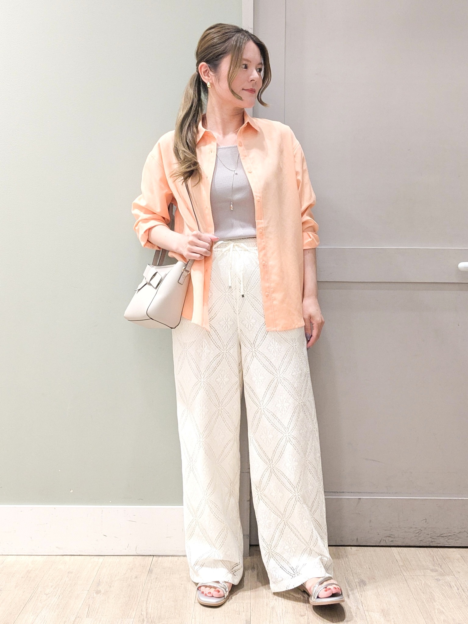 kuwawaさんの「grove｜【洗濯機OK・ひんやり】朝晩の気温差に◎軽やかシアーシャツ」を使ったコーディネート