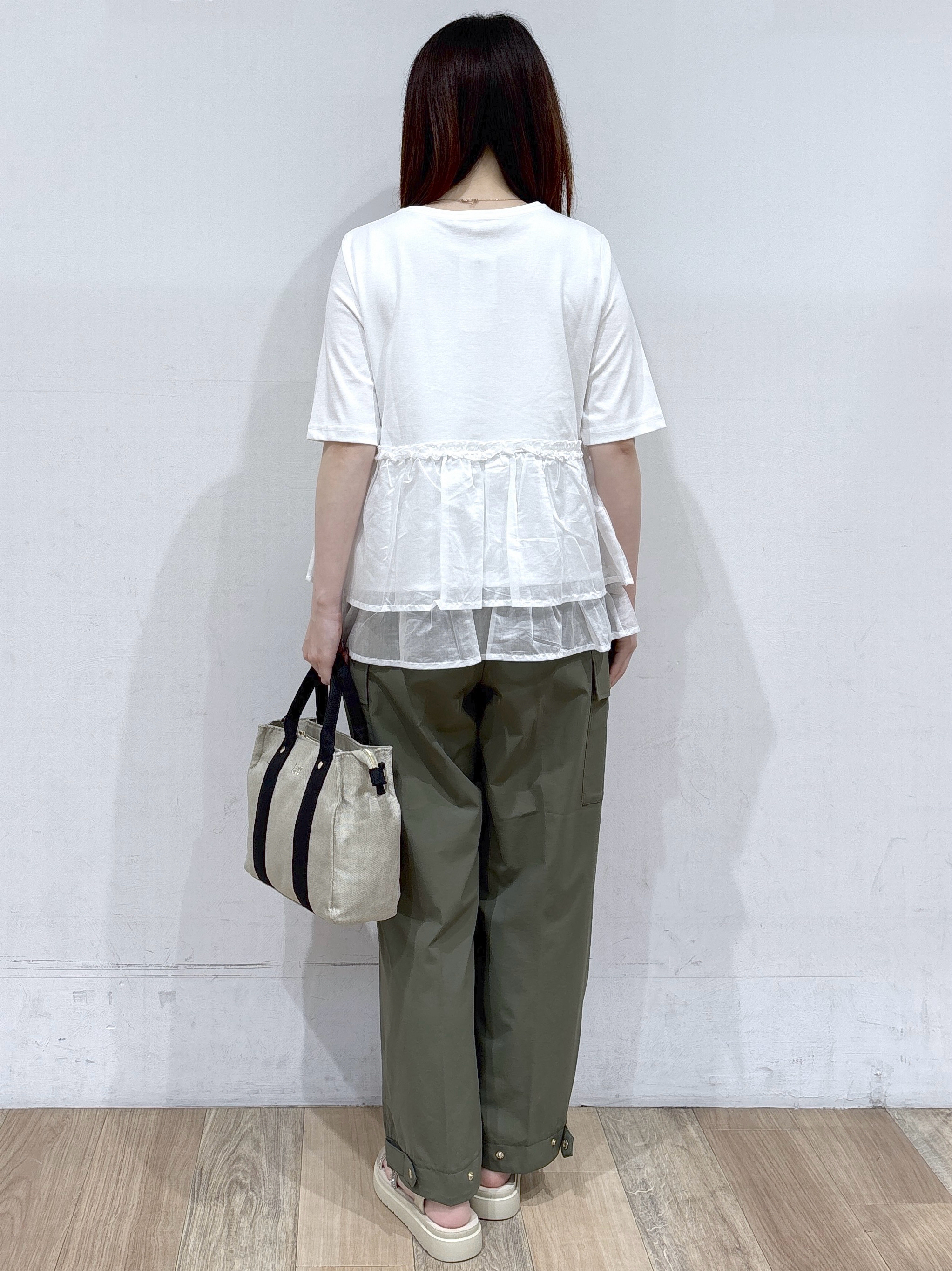 るーさんの「grove｜【体型カバー】INせず決まる、ウエストシアーフリルTシャツ」を使ったコーディネート