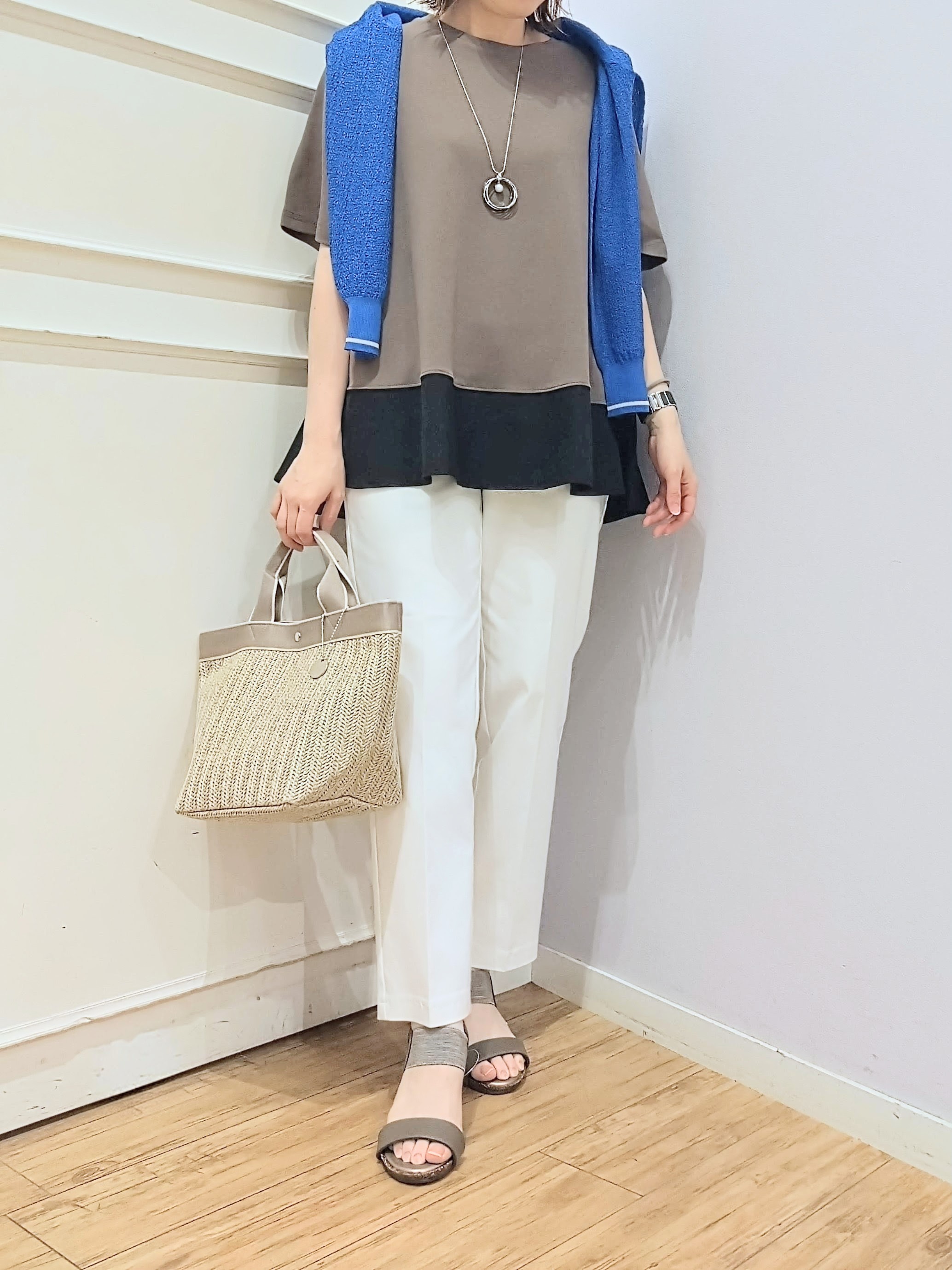 miomioさんの「SHOO･LA･RUE｜【ひんやり/UV/抗菌防臭】体型カバーも叶う 裾切り替えAライントップス」を使ったコーディネート