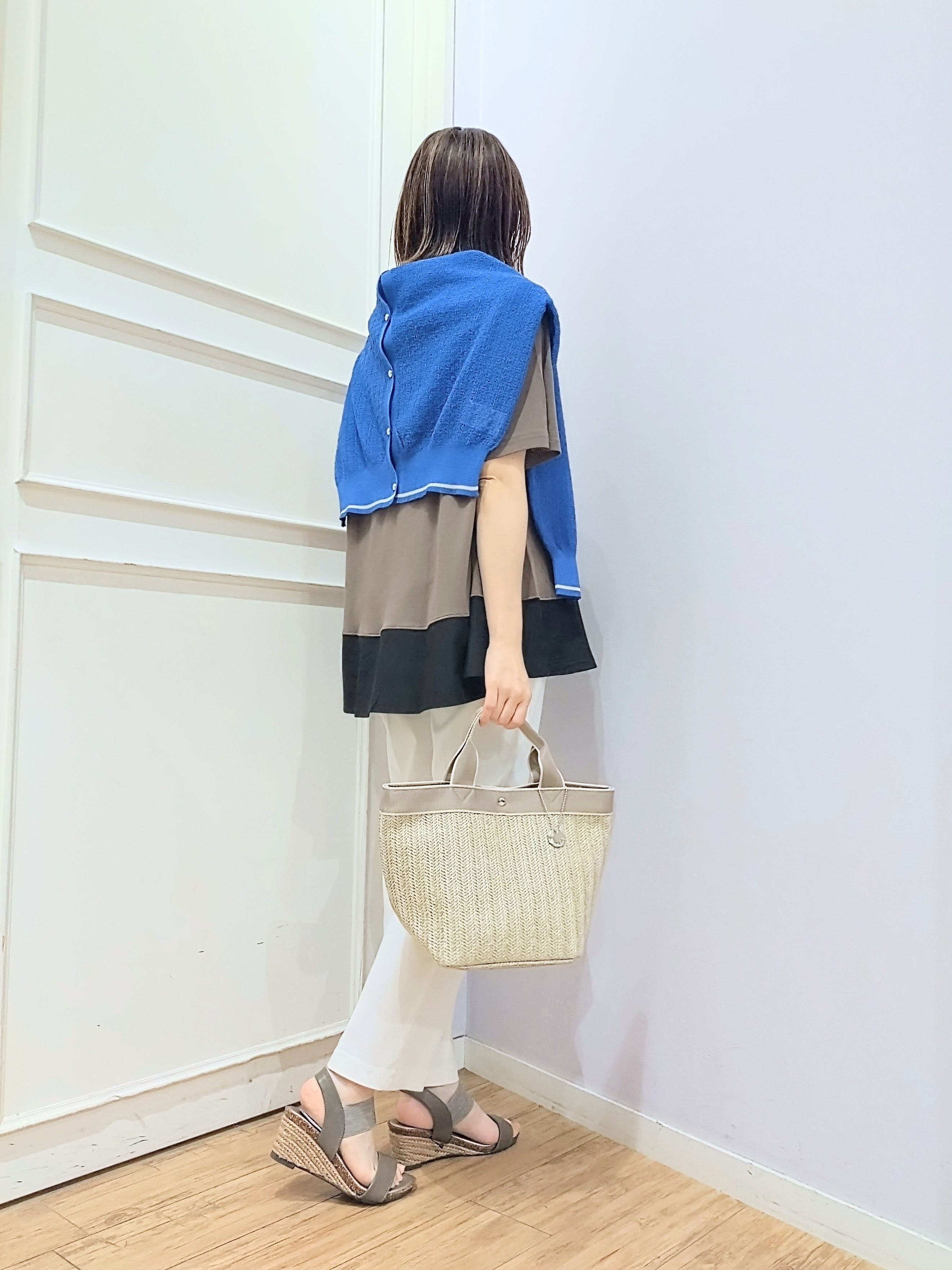 miomioさんの「SHOO･LA･RUE｜【ひんやり/UV/抗菌防臭】体型カバーも叶う 裾切り替えAライントップス」を使ったコーディネート