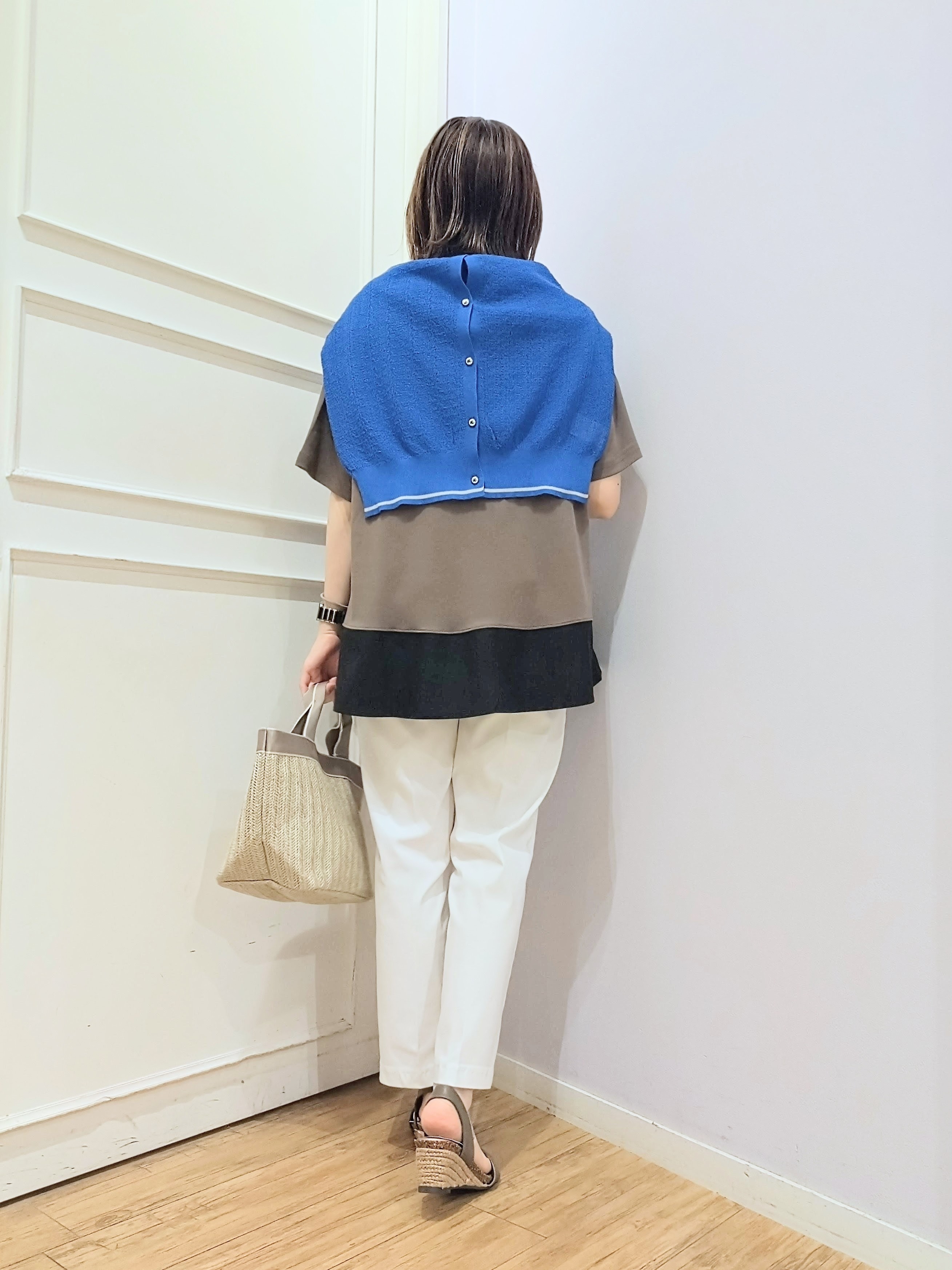 miomioさんの「SHOO･LA･RUE｜【ひんやり/UV/抗菌防臭】体型カバーも叶う 裾切り替えAライントップス」を使ったコーディネート