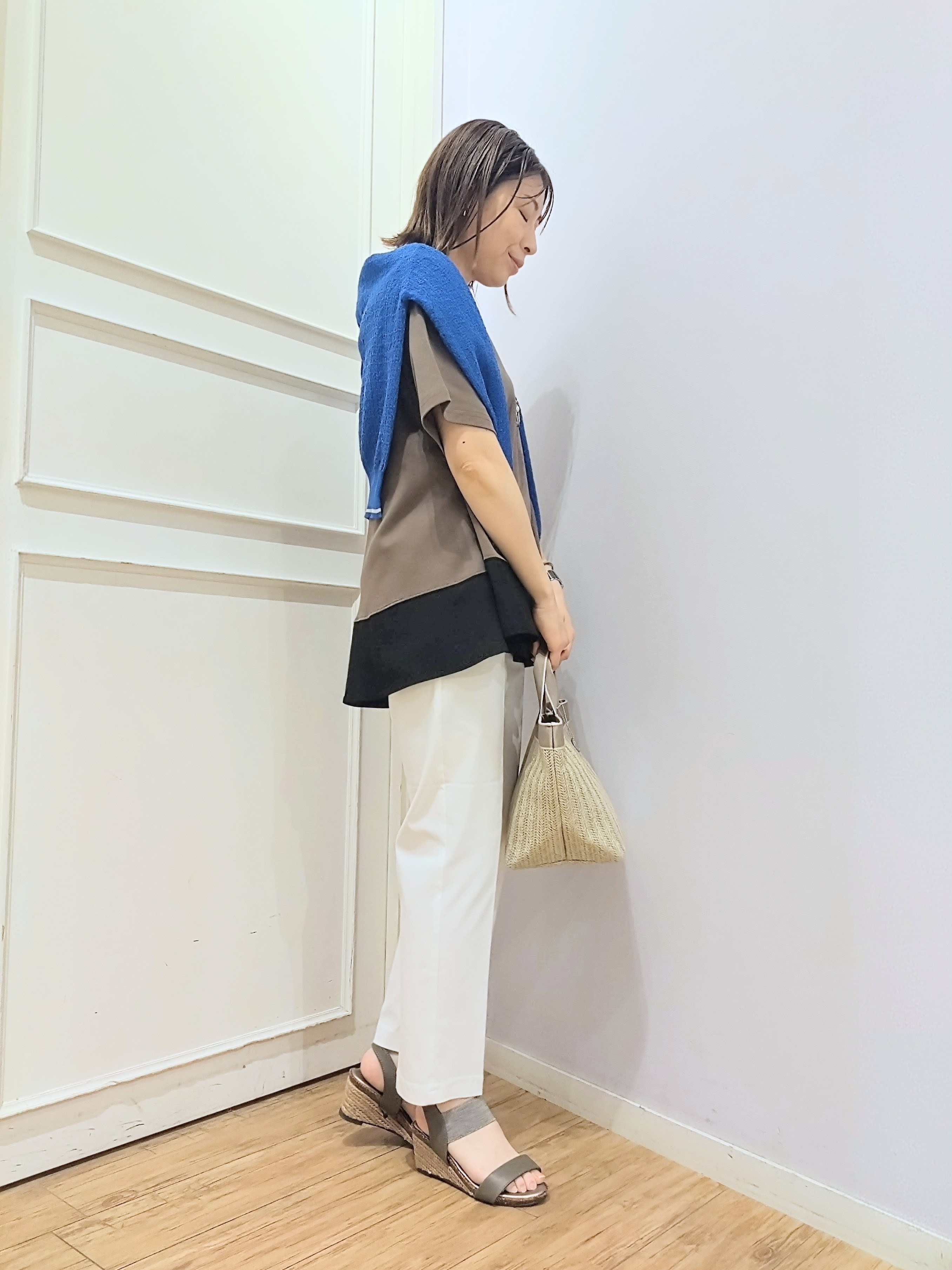 miomioさんの「SHOO･LA･RUE｜【ひんやり/UV/抗菌防臭】体型カバーも叶う 裾切り替えAライントップス」を使ったコーディネート