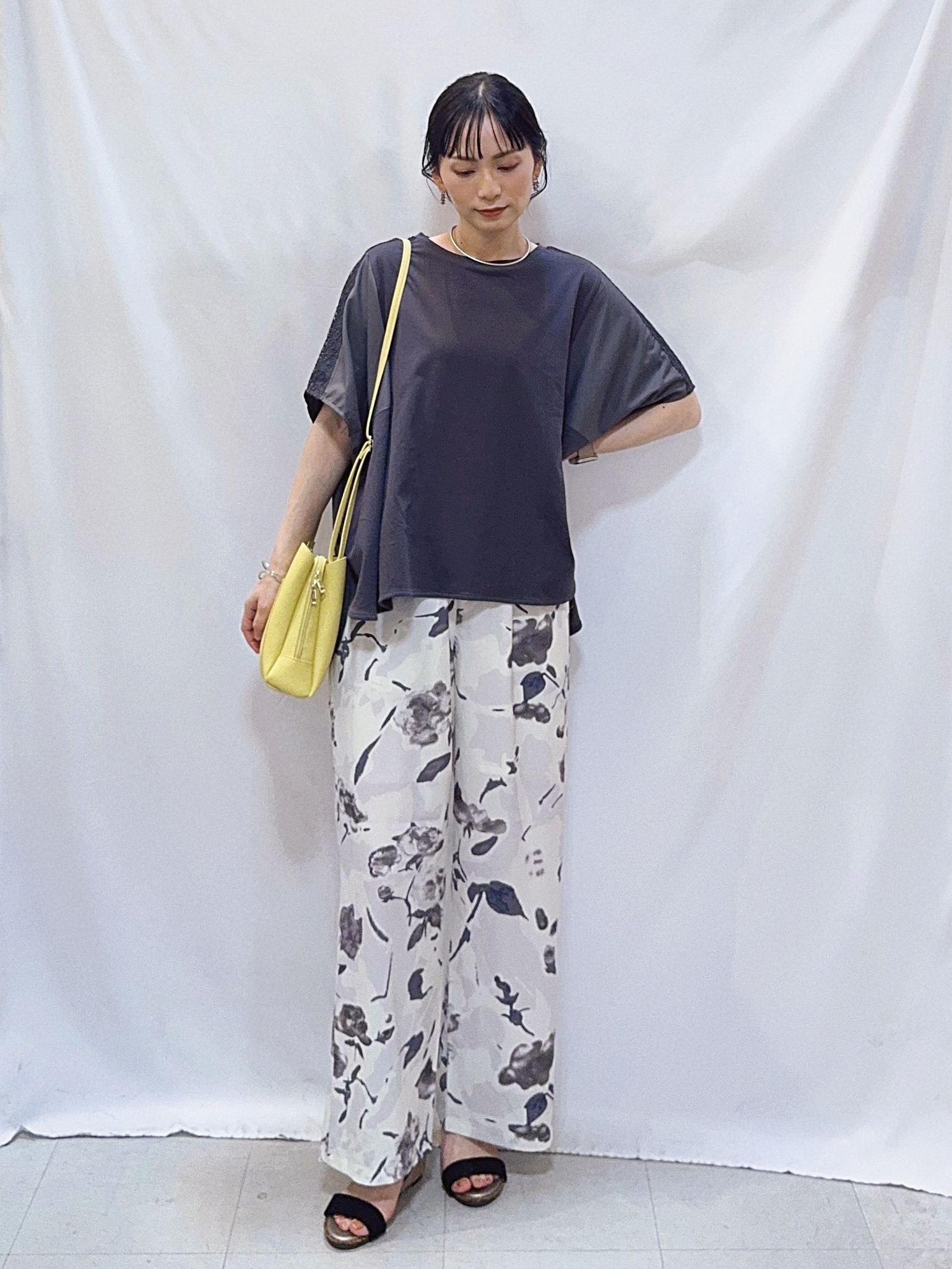 𝐇𝐢𝐫𝐨𝐦𝐢さんの「SHOO･LA･RUE｜【ひんやり/洗濯機可/体型カバー】インせず着られる 肩レース切り替えポンチョ風トップス」を使ったコーディネート