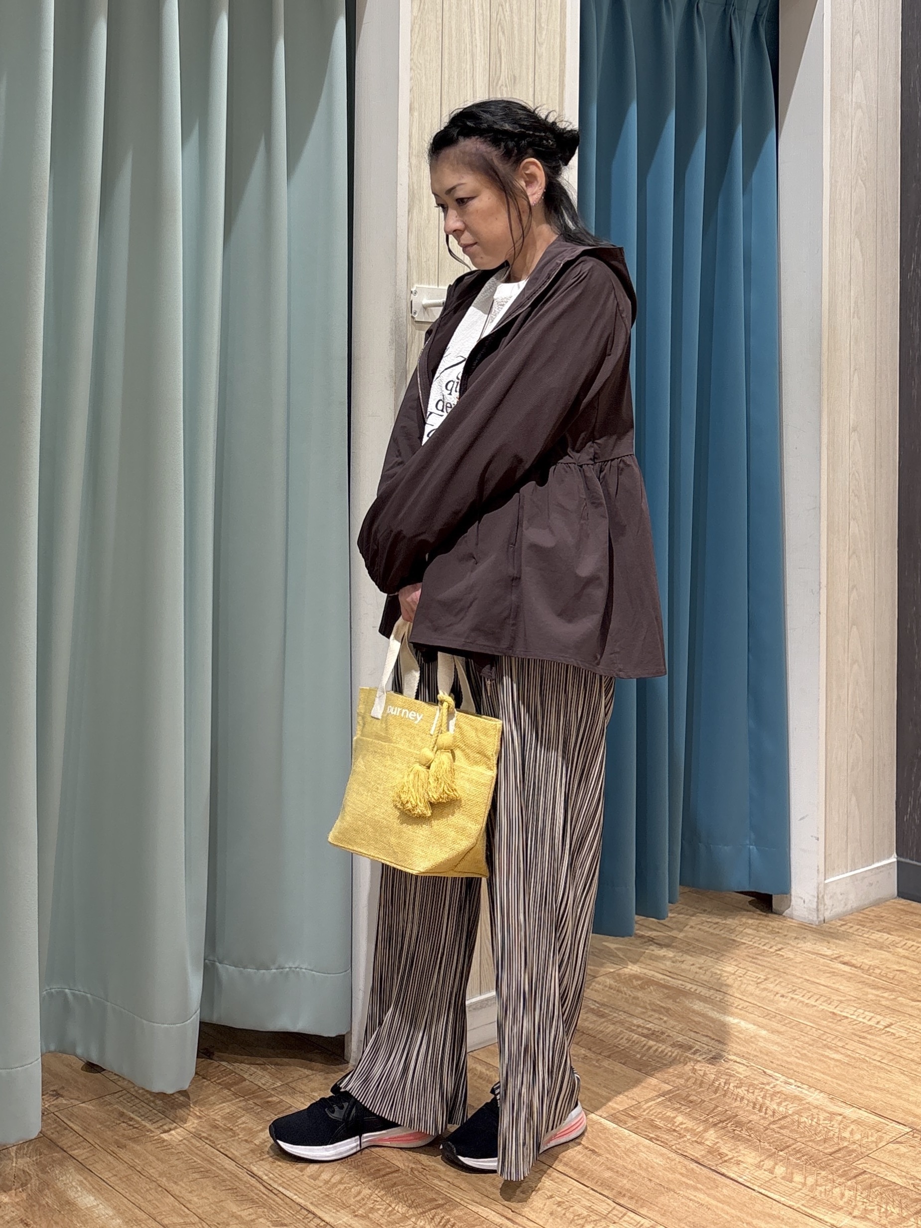わかさんの「SHOO･LA･RUE｜【ひんやり/S-LL/体型カバー】ペプラムフリルとゴールドパーツが女性らしい UVパーカ」を使ったコーディネート