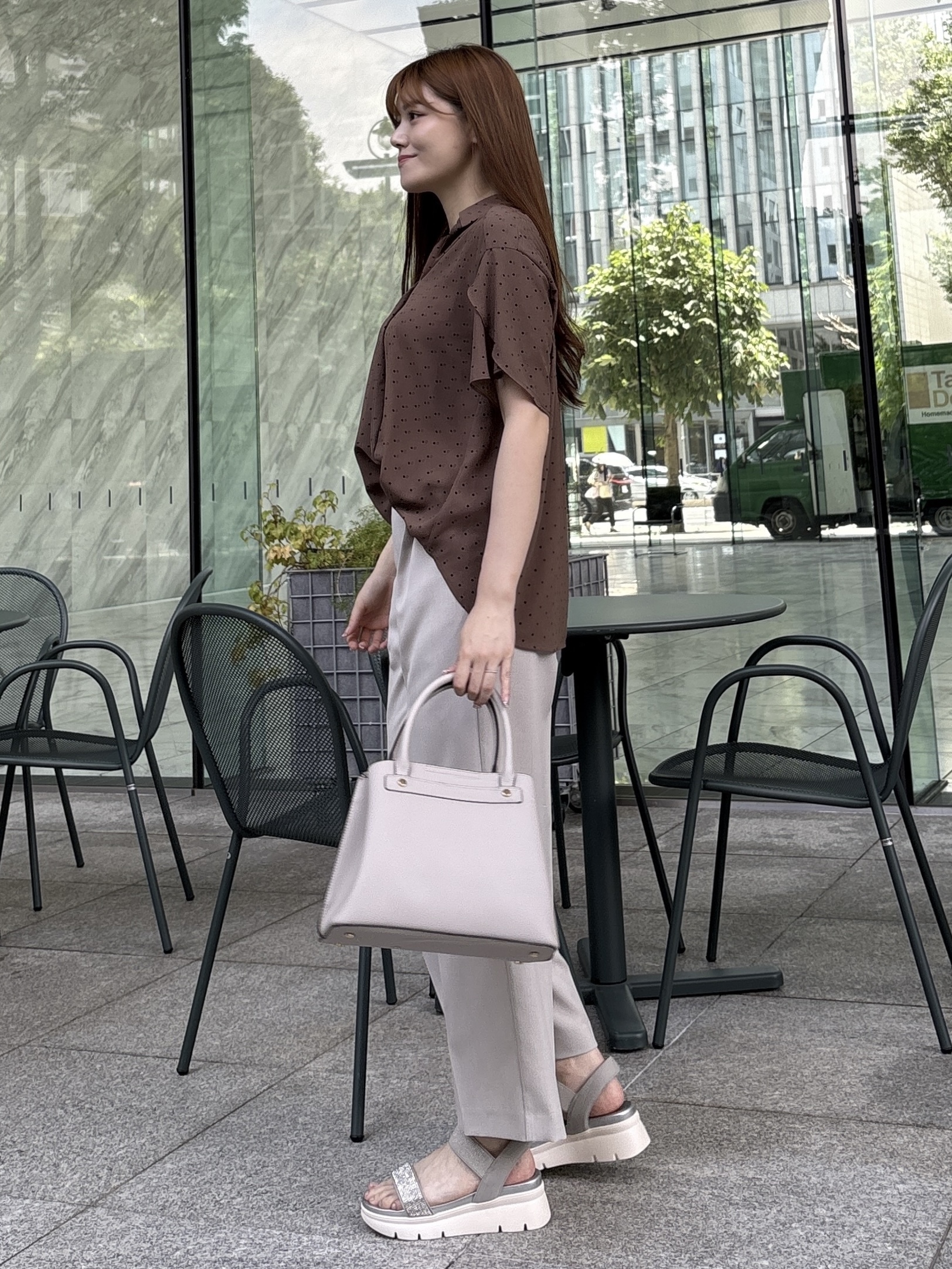 sayaさんの「grove｜【洗濯機◎】さらっと着映える、バックデザインブラウス」を使ったコーディネート
