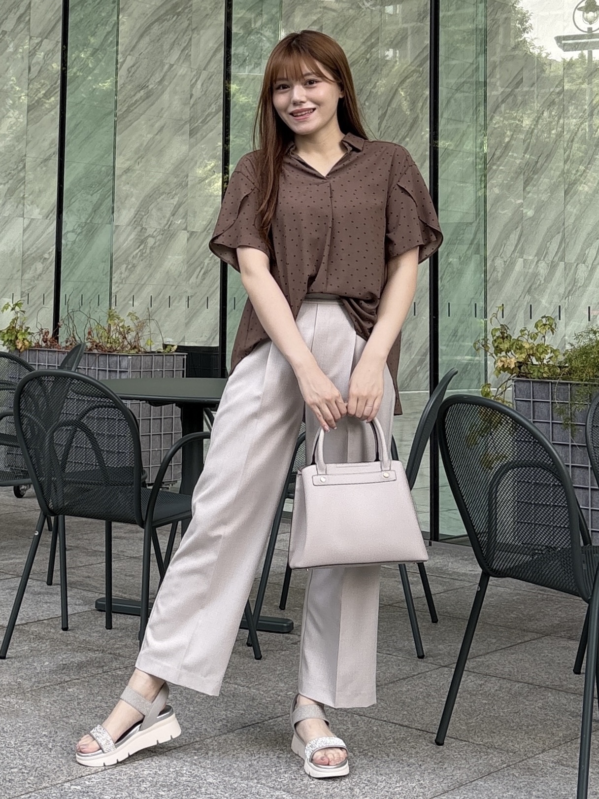 sayaさんの「grove｜【洗濯機◎】さらっと着映える、バックデザインブラウス」を使ったコーディネート