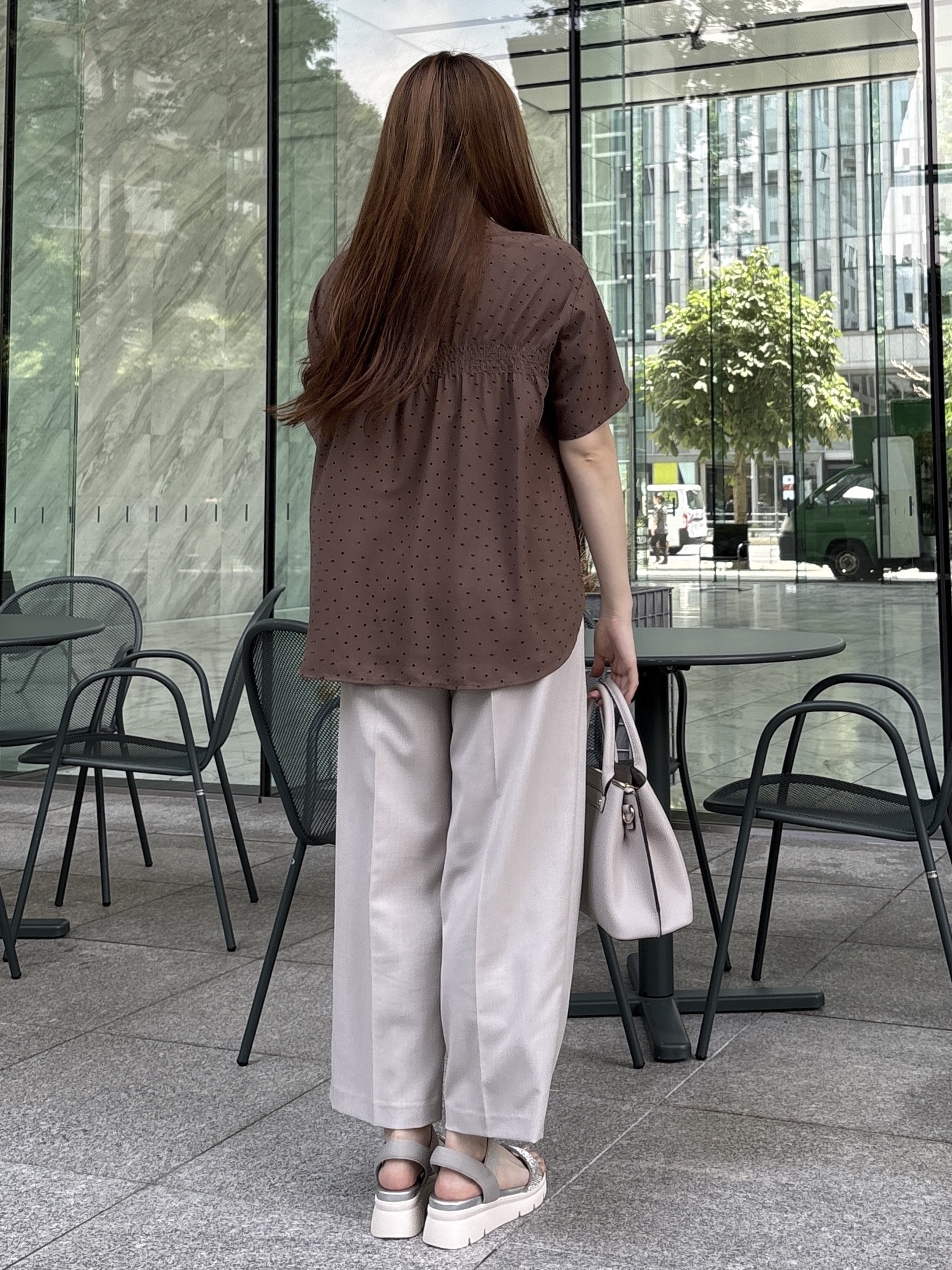sayaさんの「grove｜【洗濯機◎】さらっと着映える、バックデザインブラウス」を使ったコーディネート