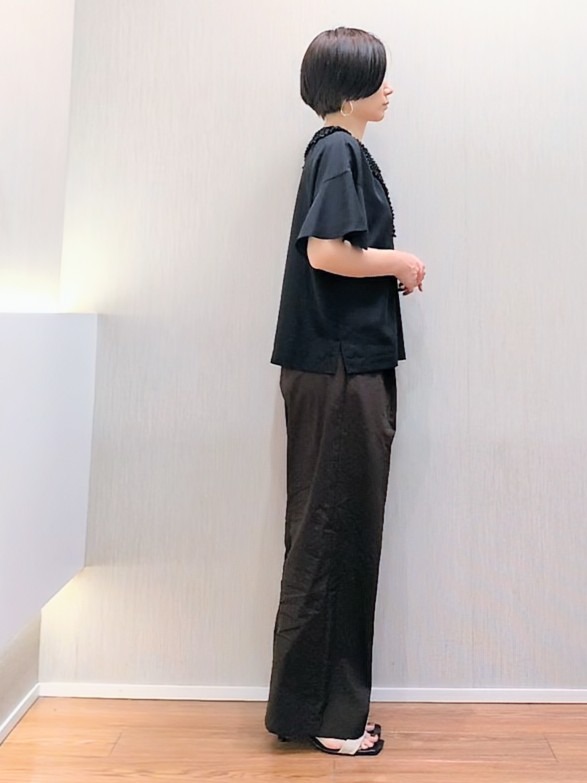 ミズタさんの「UNTITLED｜【接触冷感/通気性/洗える】Vネックフリルブラウス」を使ったコーディネート