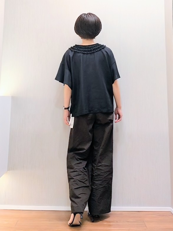 ミズタさんの「UNTITLED｜【接触冷感/通気性/洗える】Vネックフリルブラウス」を使ったコーディネート