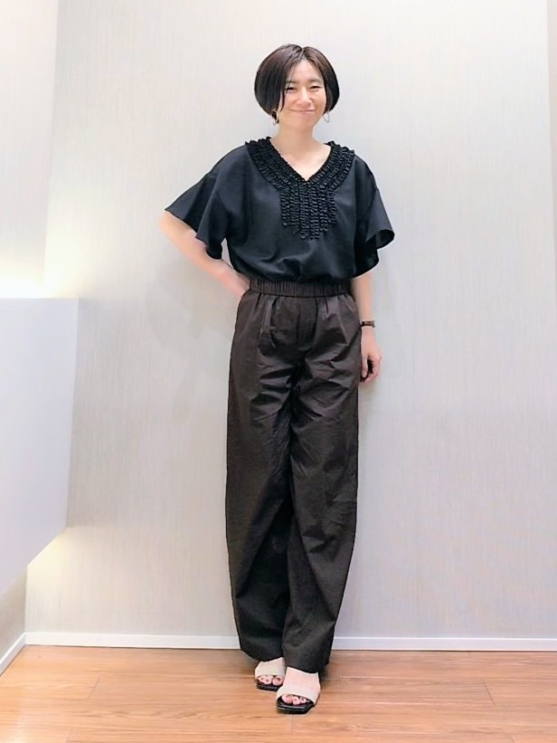 ミズタさんの「UNTITLED｜【接触冷感/通気性/洗える】Vネックフリルブラウス」を使ったコーディネート