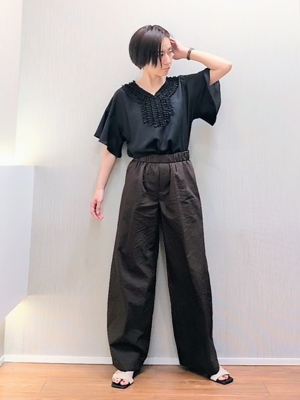 ミズタさんの「UNTITLED｜【接触冷感/通気性/洗える】Vネックフリルブラウス」を使ったコーディネート