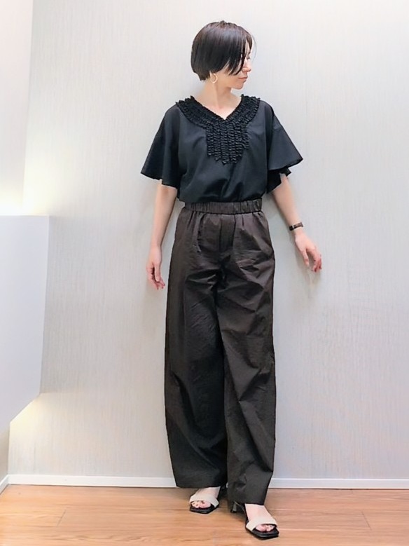 ミズタさんの「UNTITLED｜【接触冷感/通気性/洗える】Vネックフリルブラウス」を使ったコーディネート