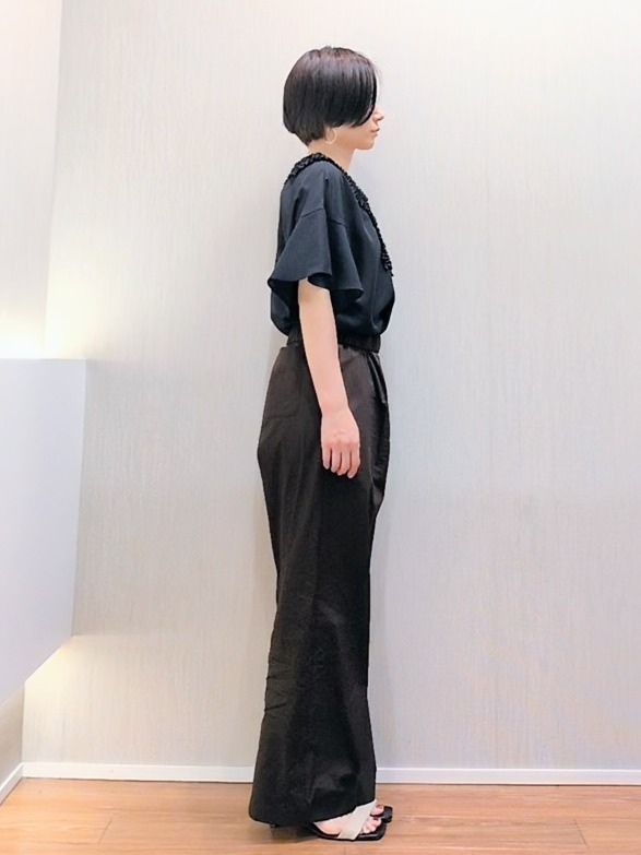ミズタさんの「UNTITLED｜【接触冷感/通気性/洗える】Vネックフリルブラウス」を使ったコーディネート