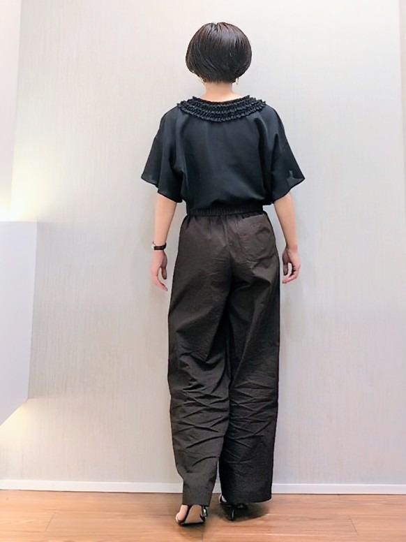 ミズタさんの「UNTITLED｜【接触冷感/通気性/洗える】Vネックフリルブラウス」を使ったコーディネート