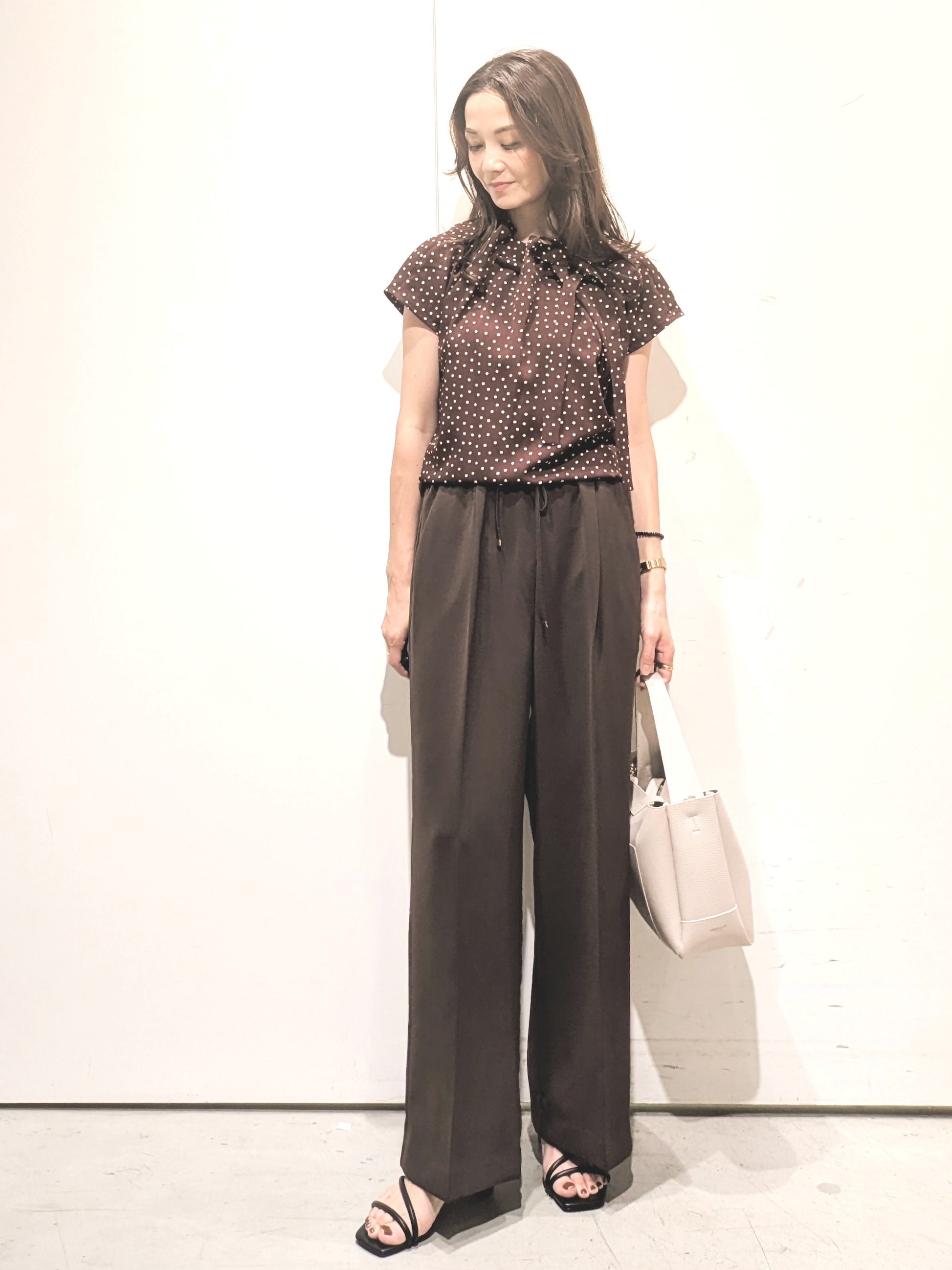 machiさんの「OPAQUE.CLIP｜ドットボウタイブラウス【洗濯機OK】」を使ったコーディネート