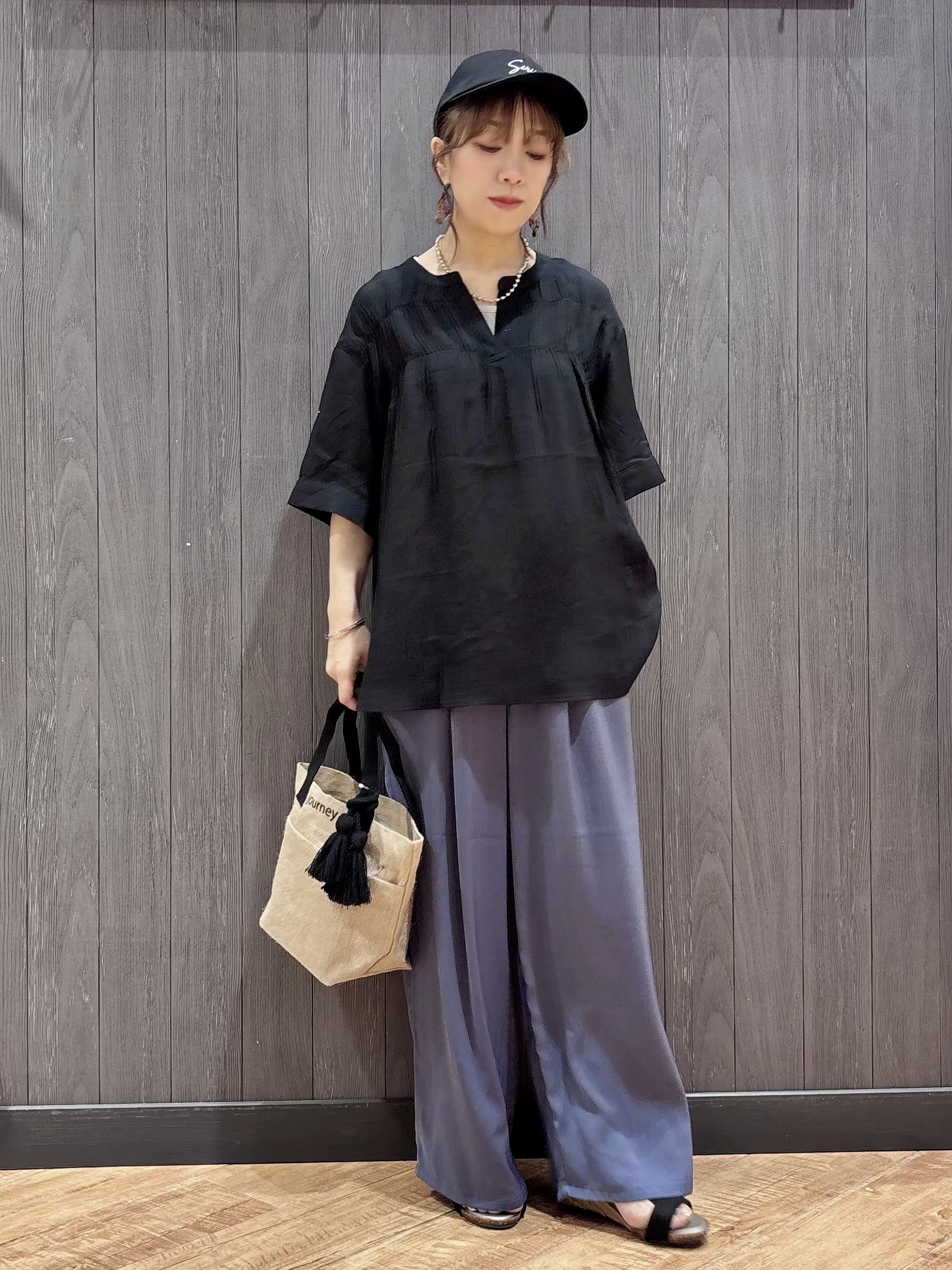 meiさんの「SHOO･LA･RUE｜【ひんやり/UV】お袖の長さが調整出来る シャーリングスキッパーブラウス」を使ったコーディネート