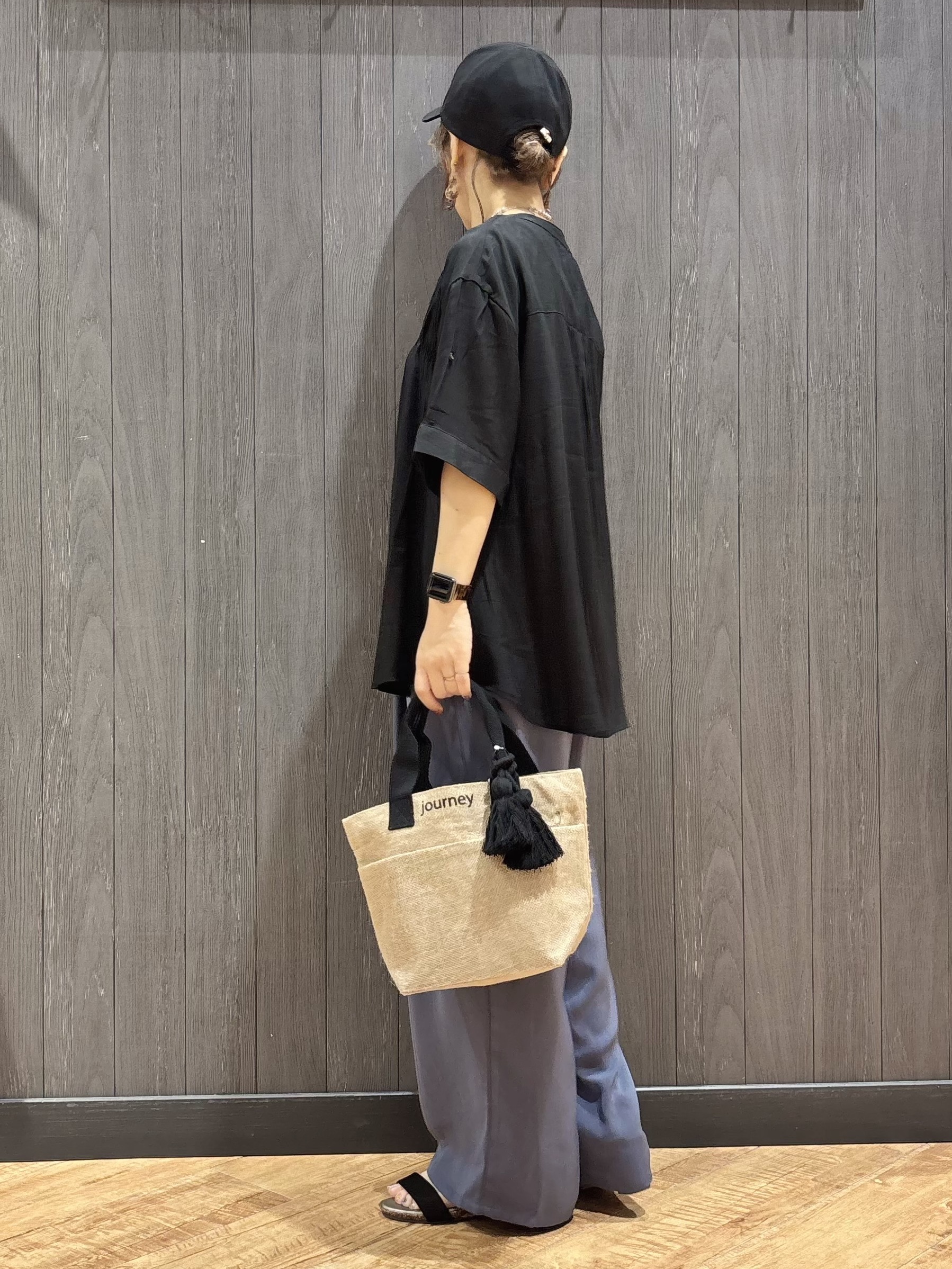 meiさんの「SHOO･LA･RUE｜【ひんやり/UV】お袖の長さが調整出来る シャーリングスキッパーブラウス」を使ったコーディネート