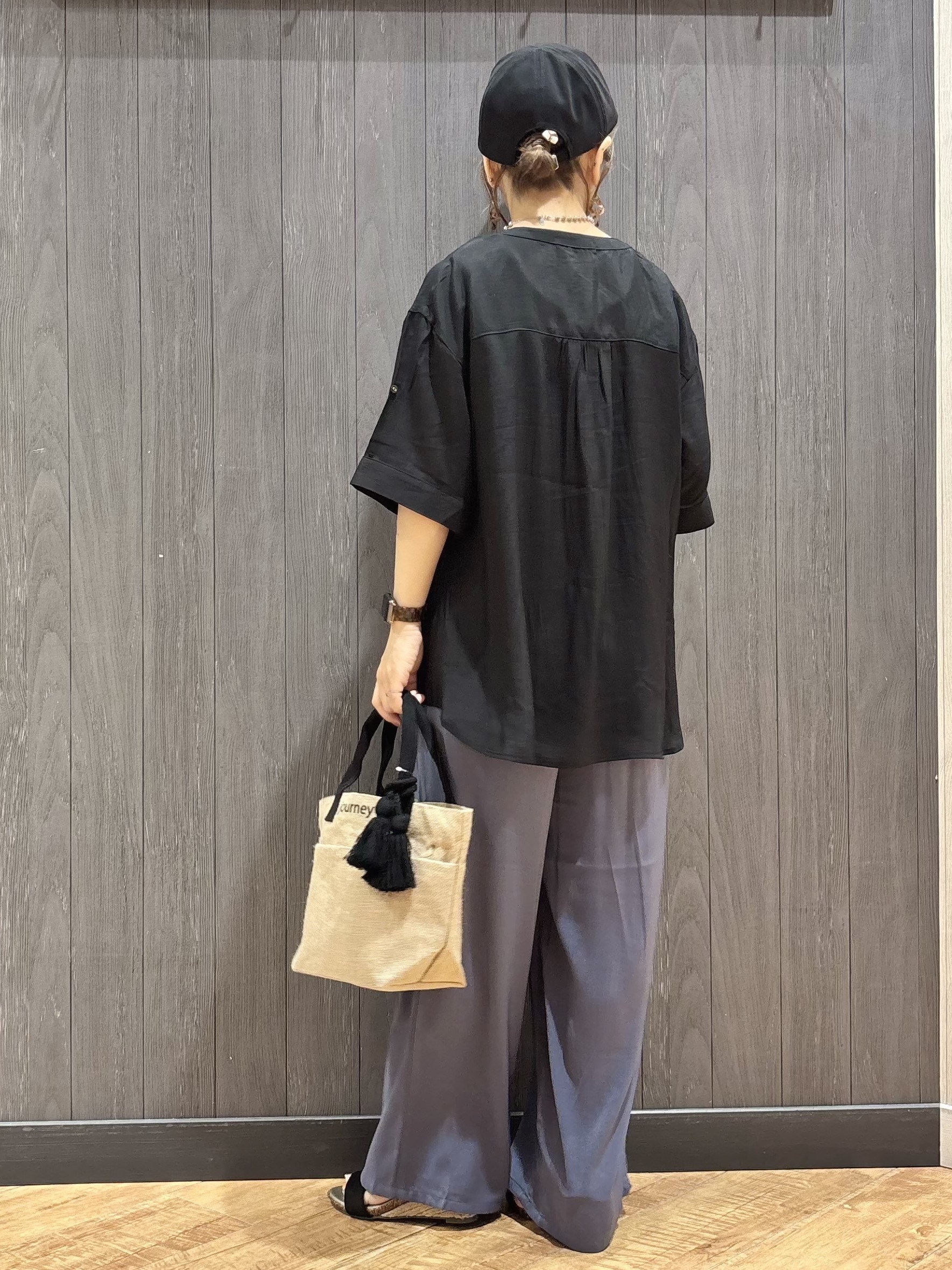 meiさんの「SHOO･LA･RUE｜【ひんやり/UV】お袖の長さが調整出来る シャーリングスキッパーブラウス」を使ったコーディネート