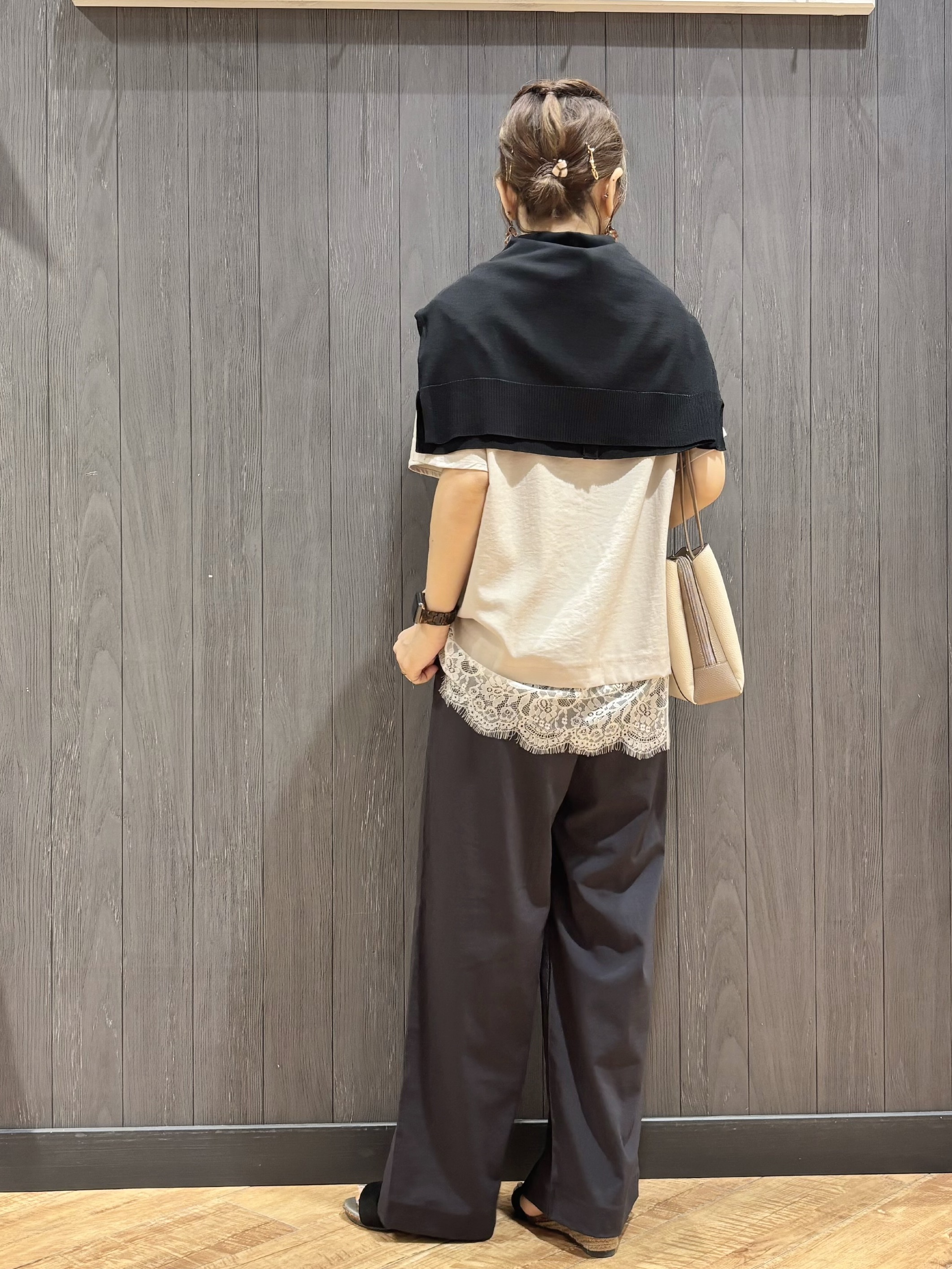 meiさんの「SHOO･LA･RUE｜【S-LL/洗濯機可】軽凛(かろりん)ひんやり スキッパー裾レースブラウス」を使ったコーディネート