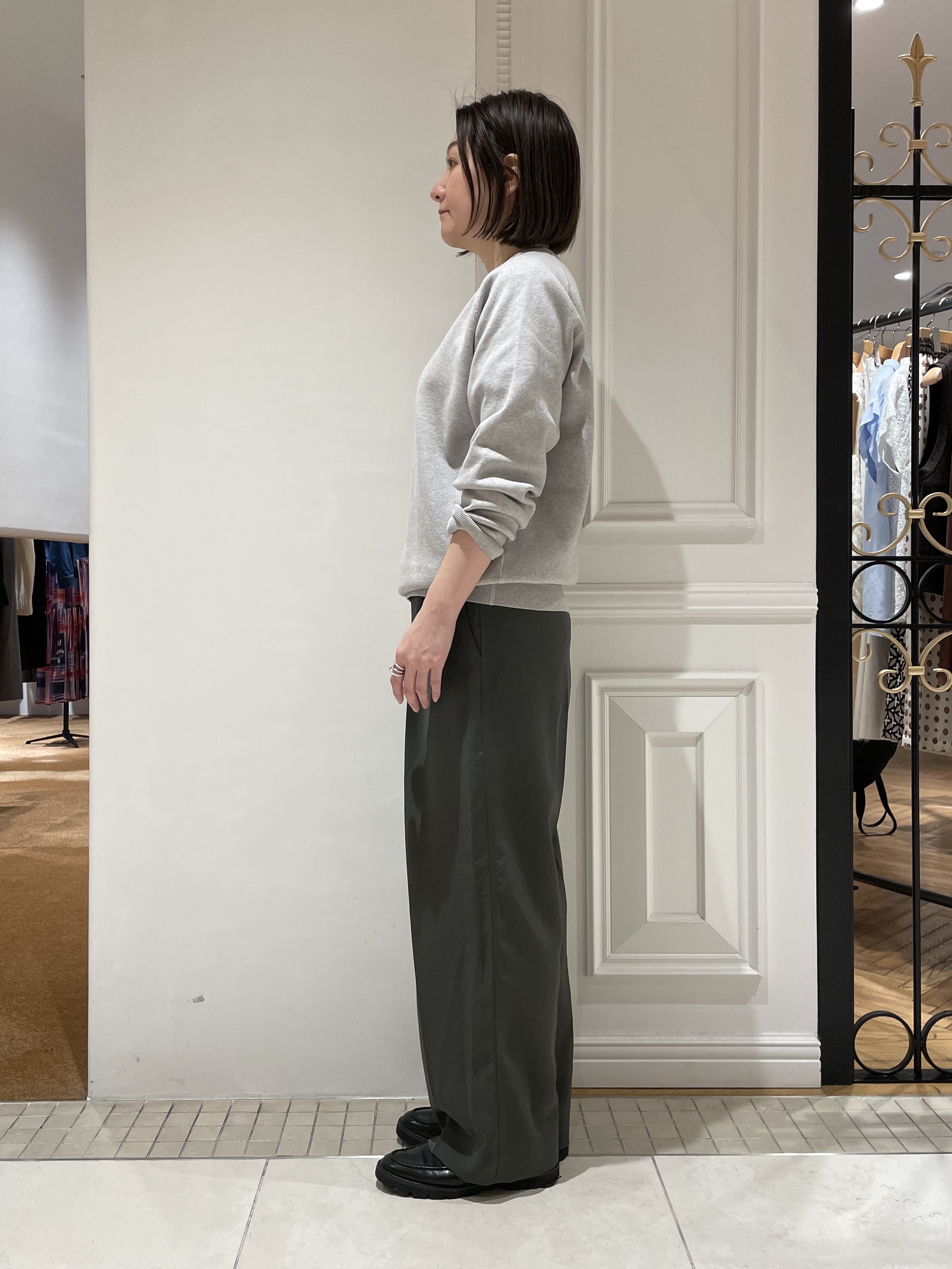 makiさんの「DRESSTERIOR｜【ウォッシャブル/ウエストゴム】サテンイージーパンツ」を使ったコーディネート