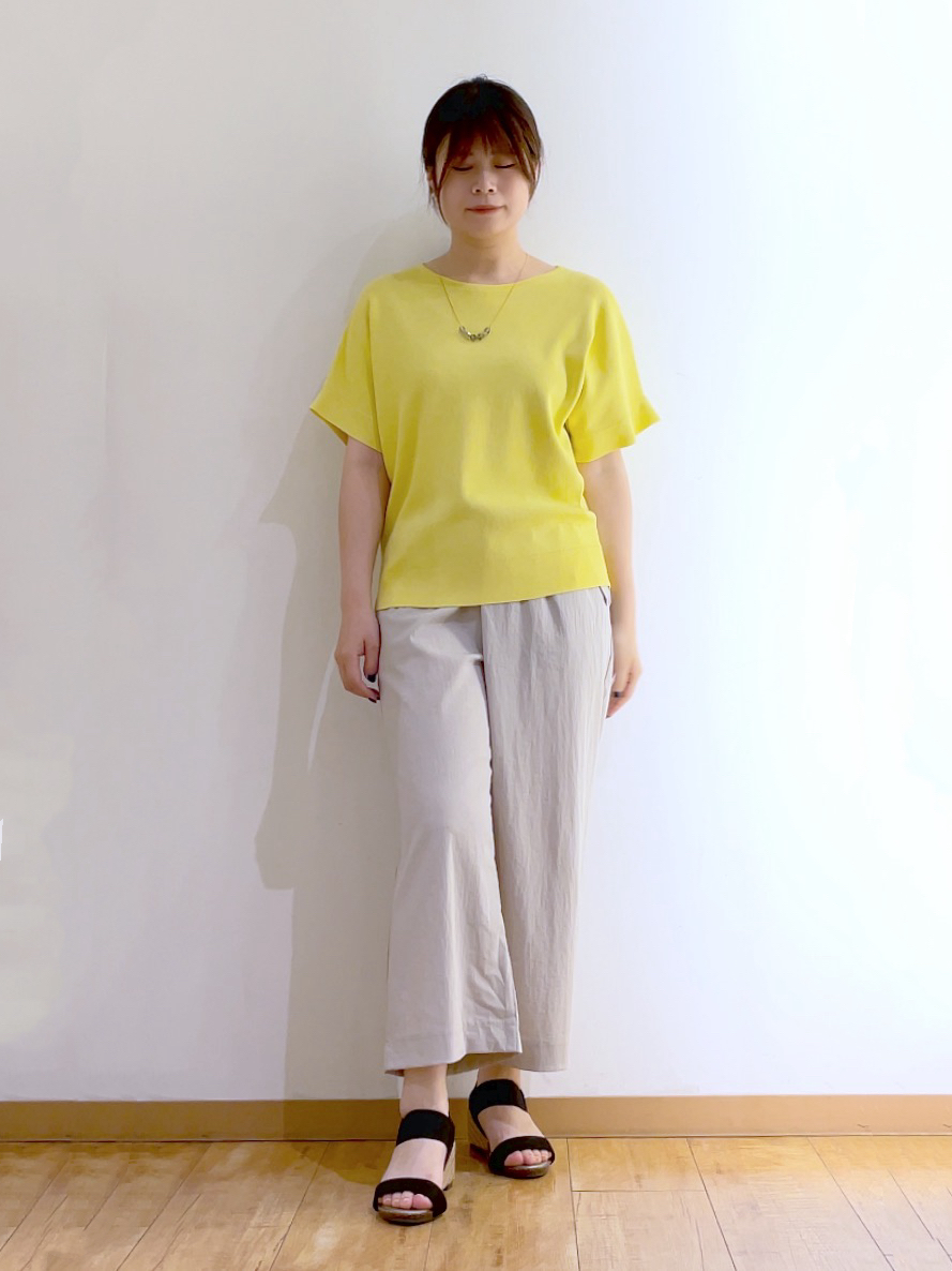 かのさんの「SHOO･LA･RUE｜【毎日洗える/ひんやり/UV/S-LL】二の腕隠れる さらっとドルマン半袖ニット」を使ったコーディネート
