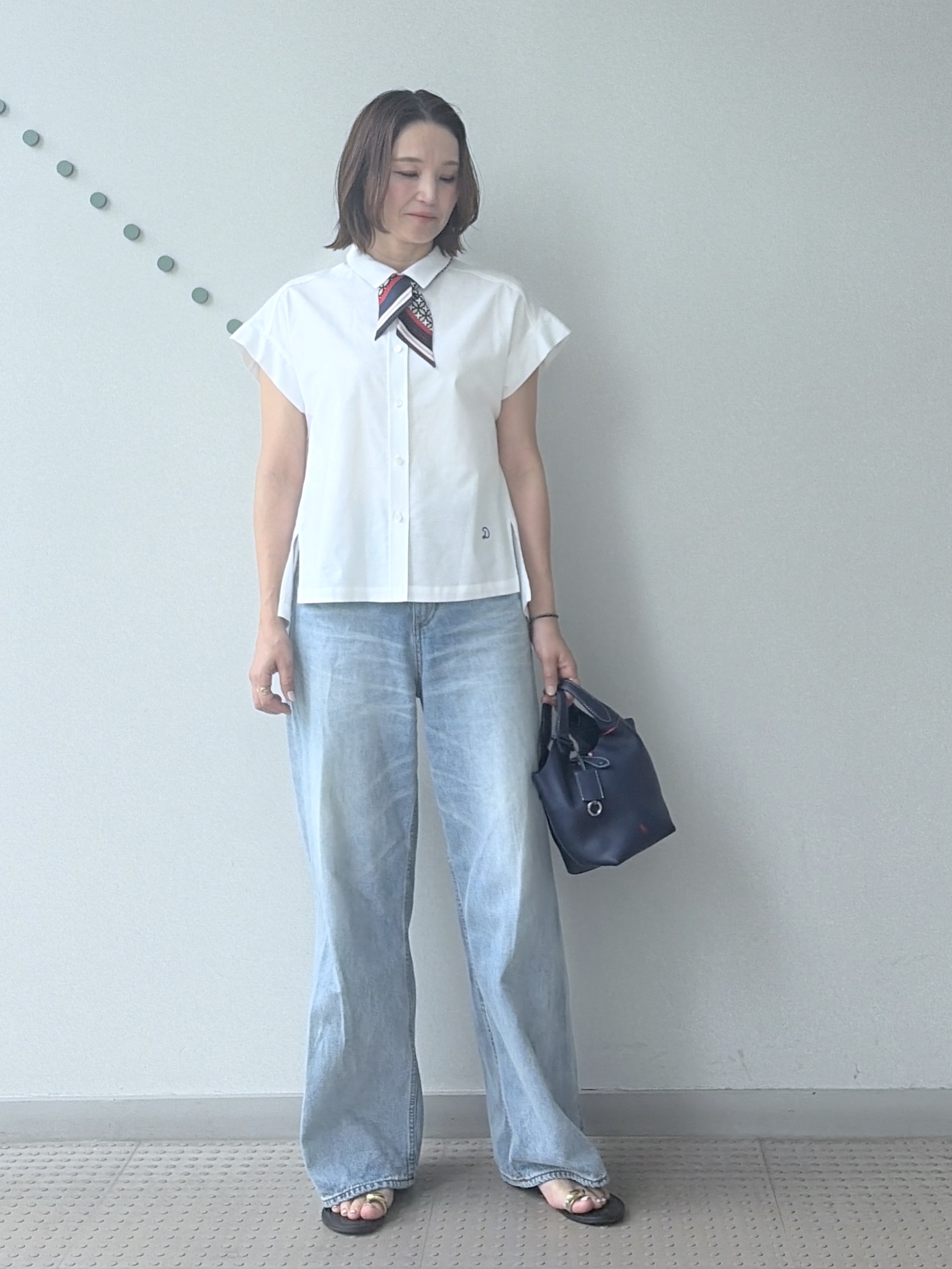 yoshikadoさんの「DRESSTERIOR｜【毎年人気/ウォッシャブル】バックフレアオックスシャツ」を使ったコーディネート