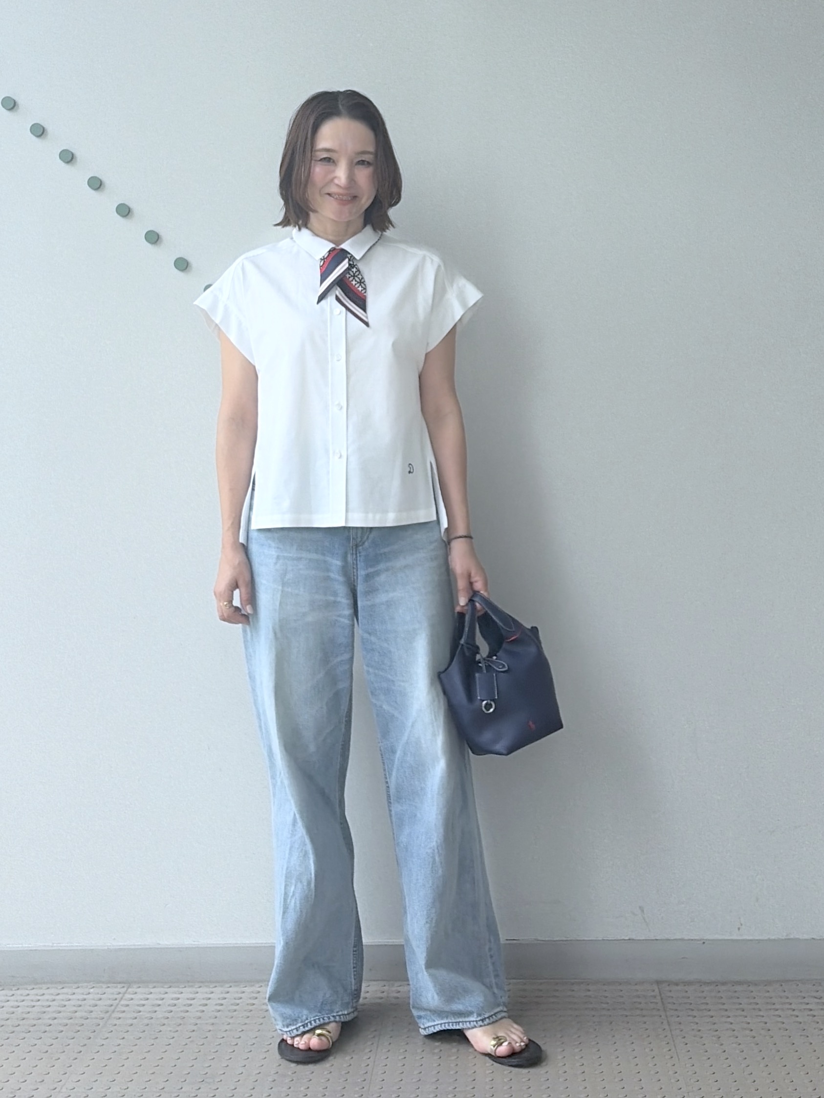 yoshikadoさんの「DRESSTERIOR｜【毎年人気/ウォッシャブル】バックフレアオックスシャツ」を使ったコーディネート