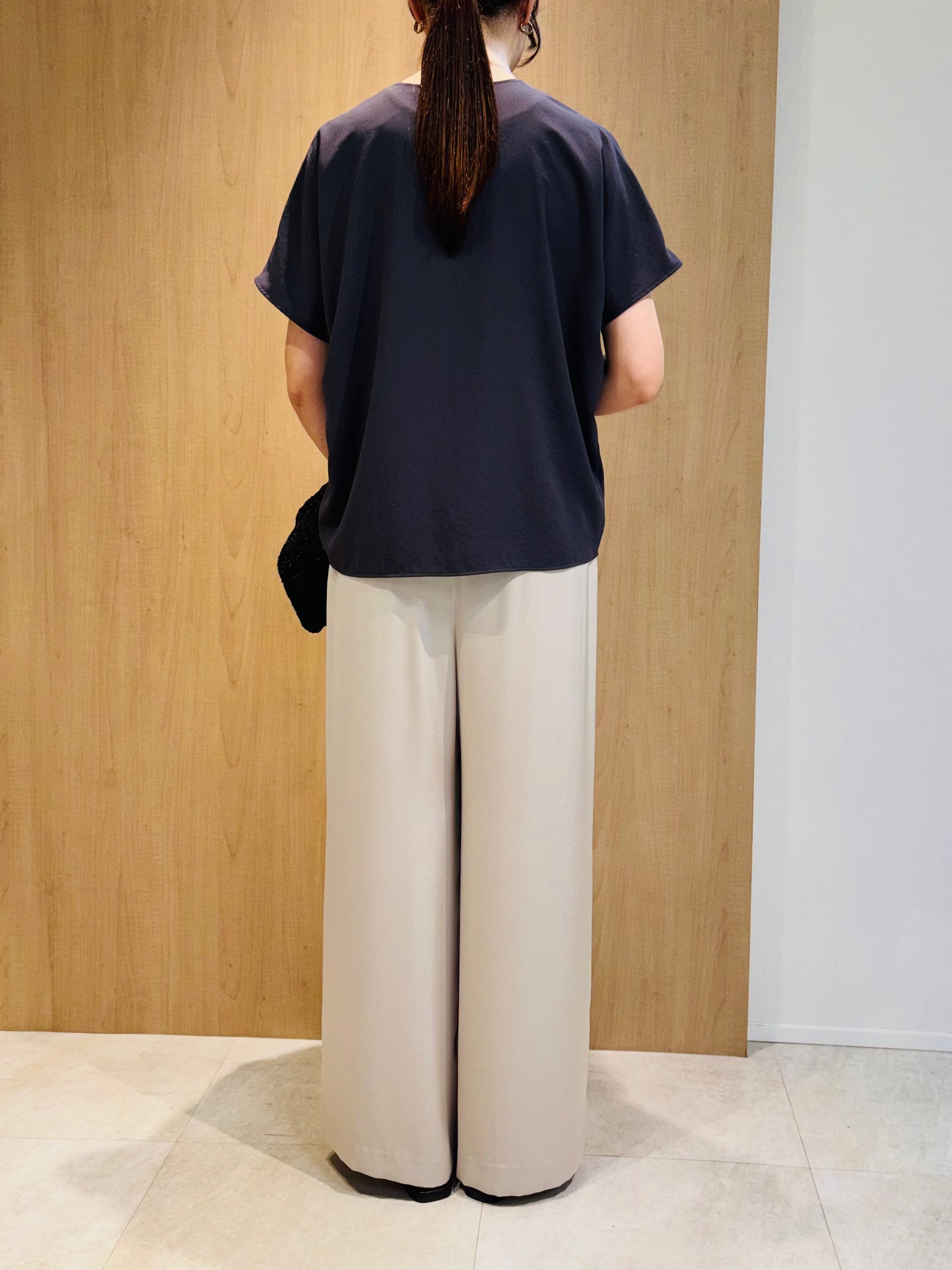 todaさんの「UNTITLED｜【UV/接触冷感/セットアップ可】リラクシーキーVネックブラウス」を使ったコーディネート