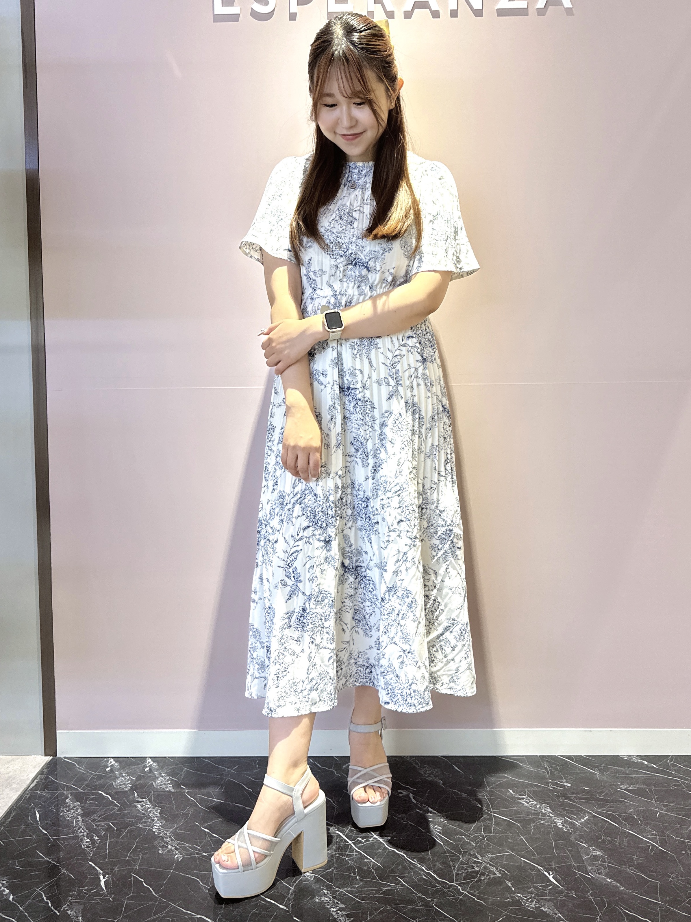 neinaさんの「ESPERANZA｜ラク盛り厚底サンダルⅢ」を使ったコーディネート