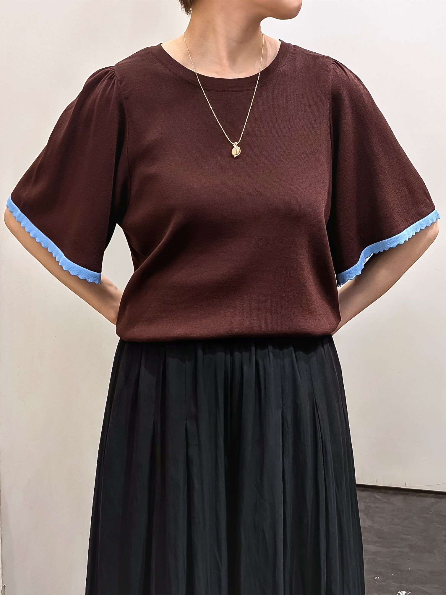 やまちゃんさんの「grove｜高評価！【シリーズ累計36万枚！名品ニット】やわらかドライタッチ スカラップスリーブニット」を使ったコーディネート