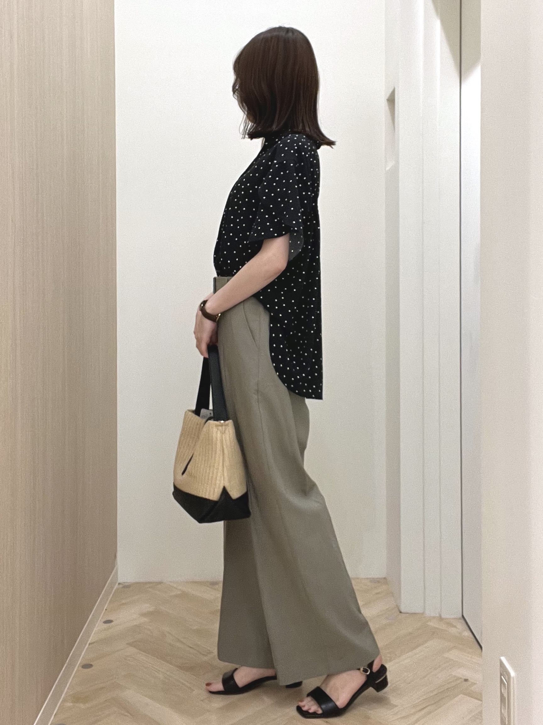  おまつさんの「grove｜【洗濯機◎】さらっと着映える、バックデザインブラウス」を使ったコーディネート