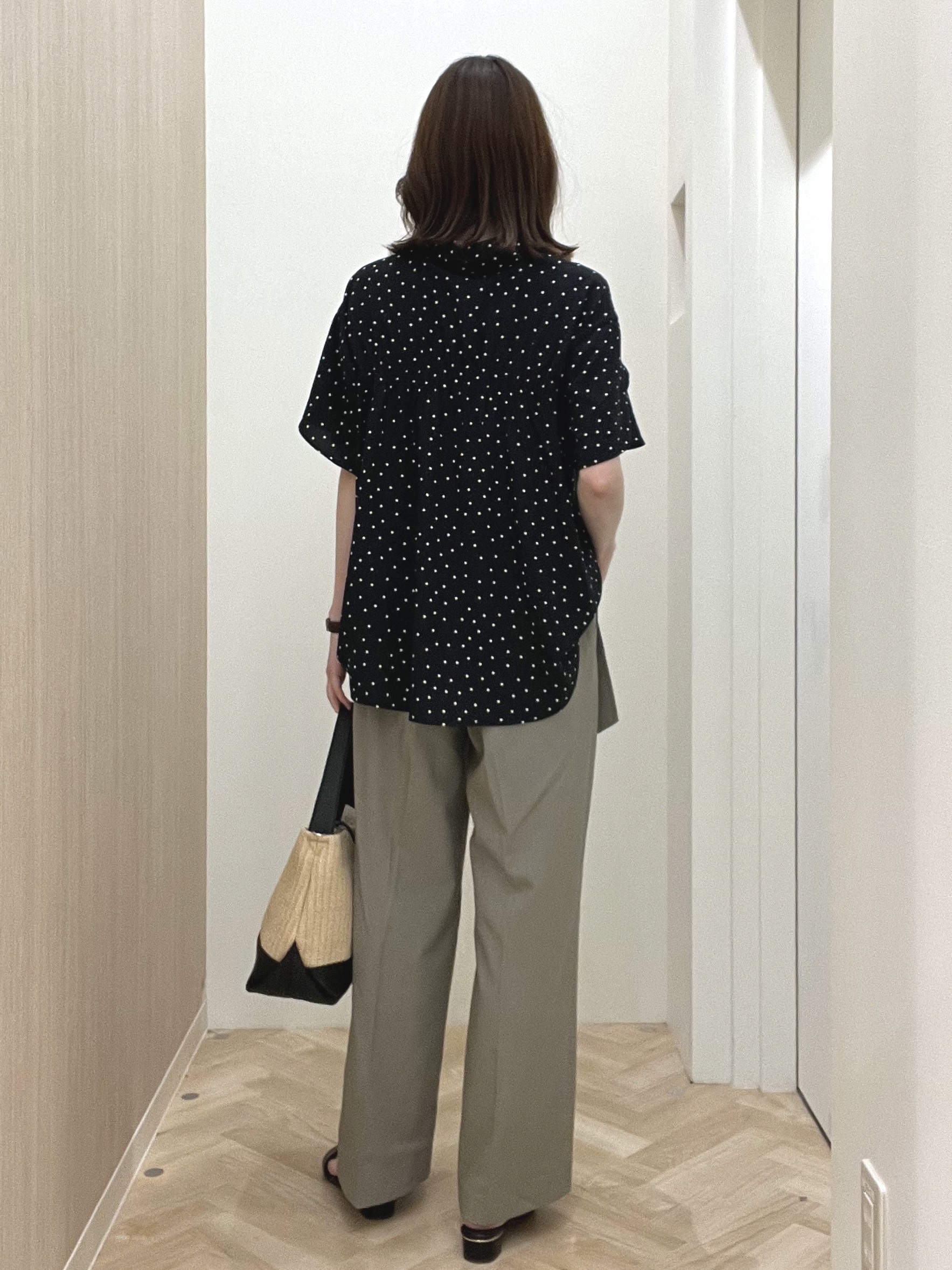  おまつさんの「grove｜【洗濯機◎】さらっと着映える、バックデザインブラウス」を使ったコーディネート