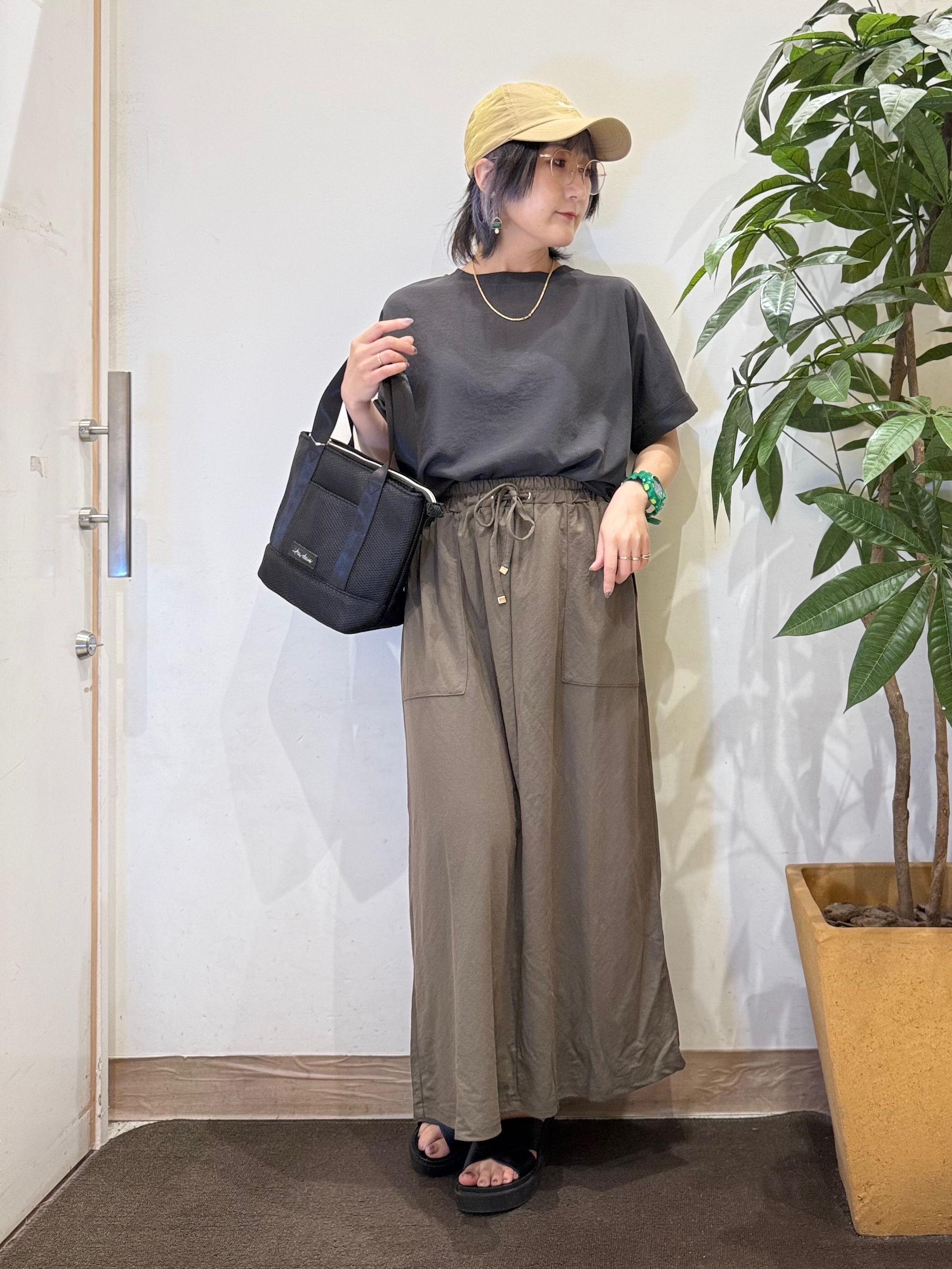 misakiさんの「SHOO･LA･RUE｜【ひんやり/着丈選べる/体型カバー】洗濯後しわになりにくい さらさらドルマンブラウス」を使ったコーディネート